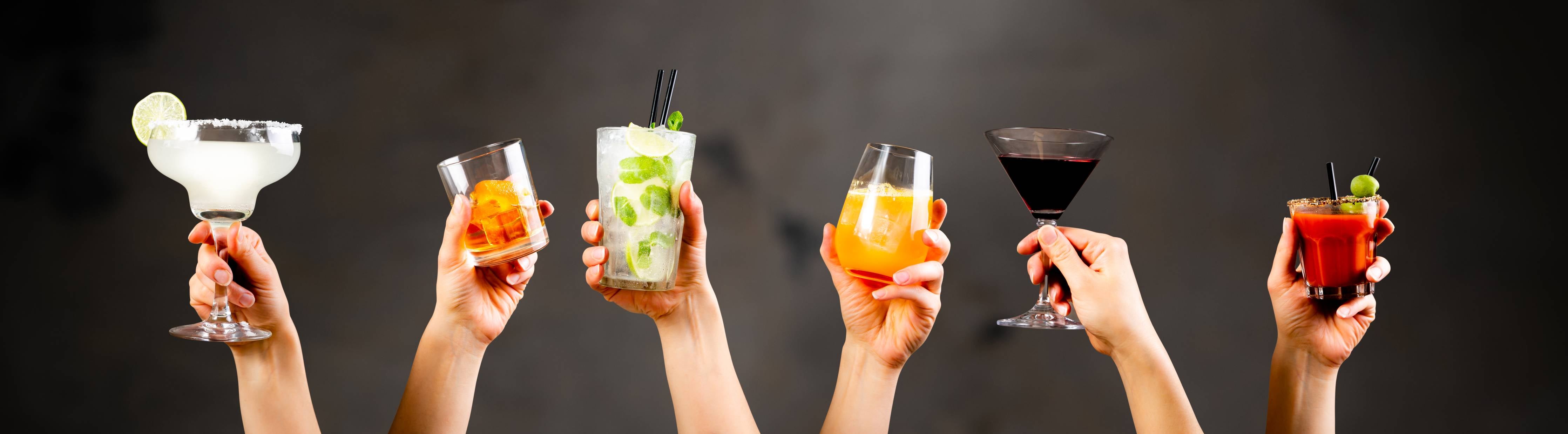 Große Wandbilder-Bunte Cocktailgläser Rustikaler Stil