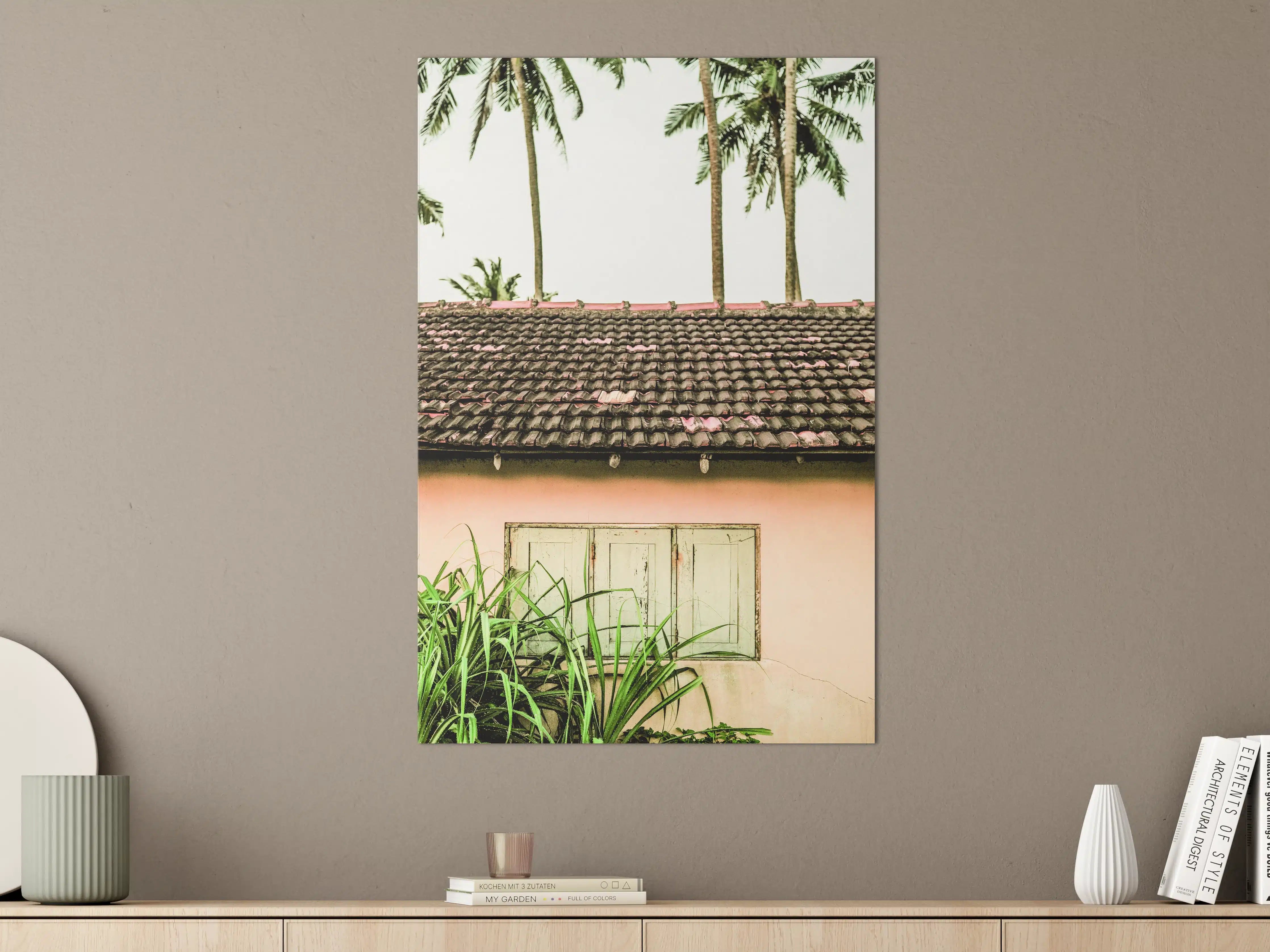 Große Wandbilder - Bunte Tropenhaus-Dach mit Palmbaum-Hintergrund