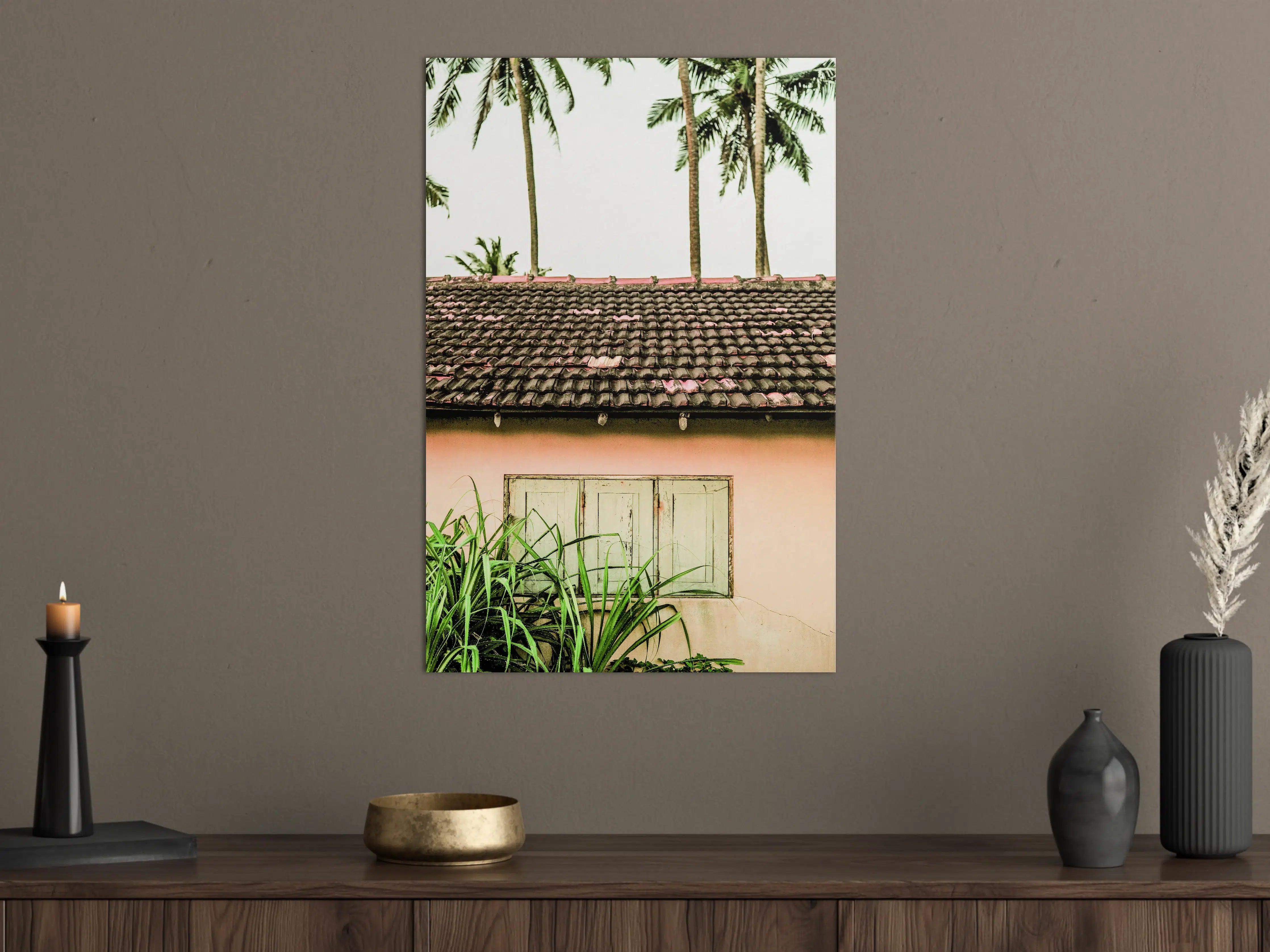 Große Wandbilder - Bunte Tropenhaus-Dach mit Palmbaum-Hintergrund