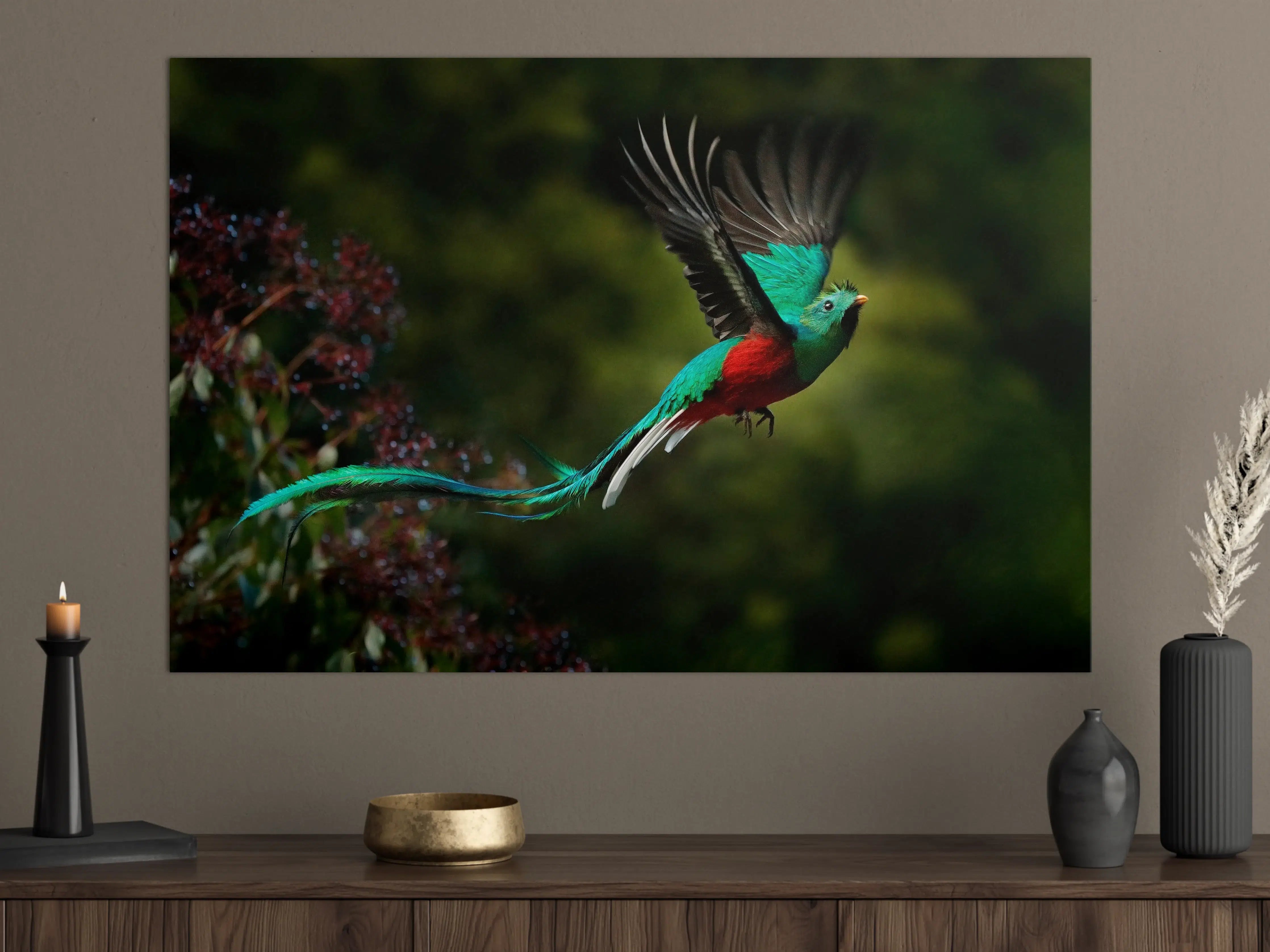 Große Wandbilder - Bunter Vogel im Flug vor grünem Hintergrund