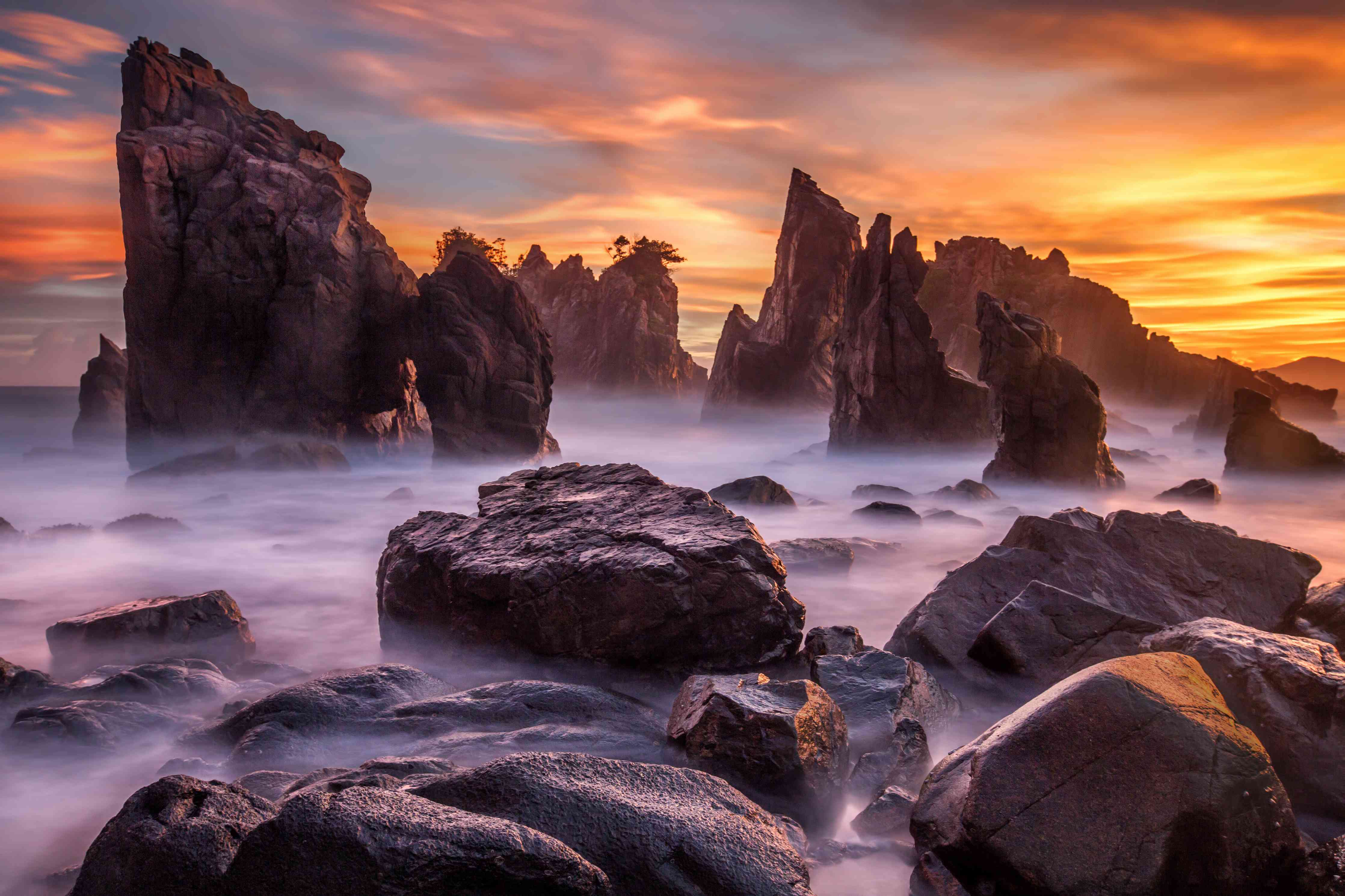 Große Wandbilder-Dramatischer Felsenstrand bei Sonnenuntergang