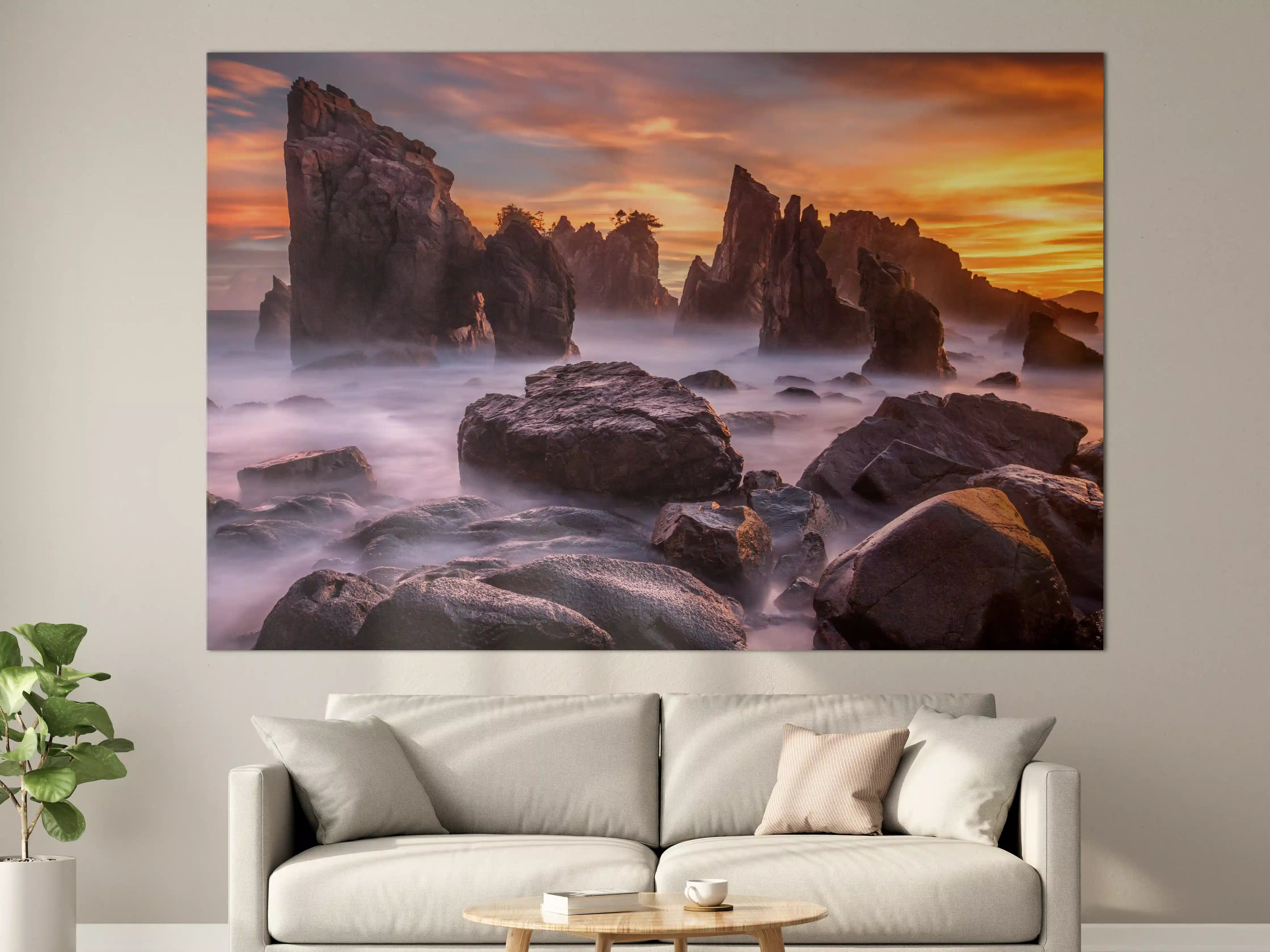 Große Wandbilder - Dramatischer Felsenstrand bei Sonnenuntergang