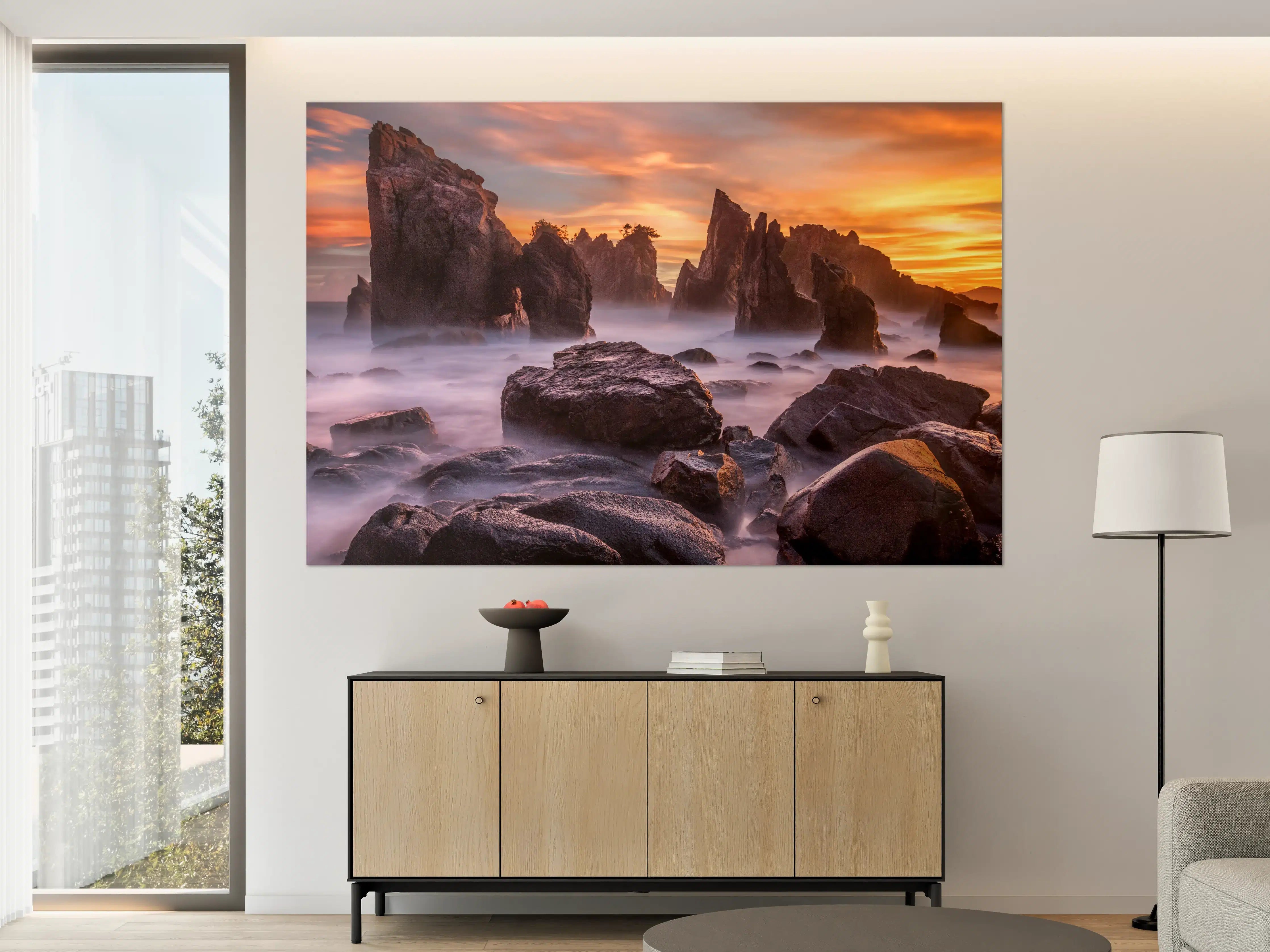 Große Wandbilder - Dramatischer Felsenstrand bei Sonnenuntergang