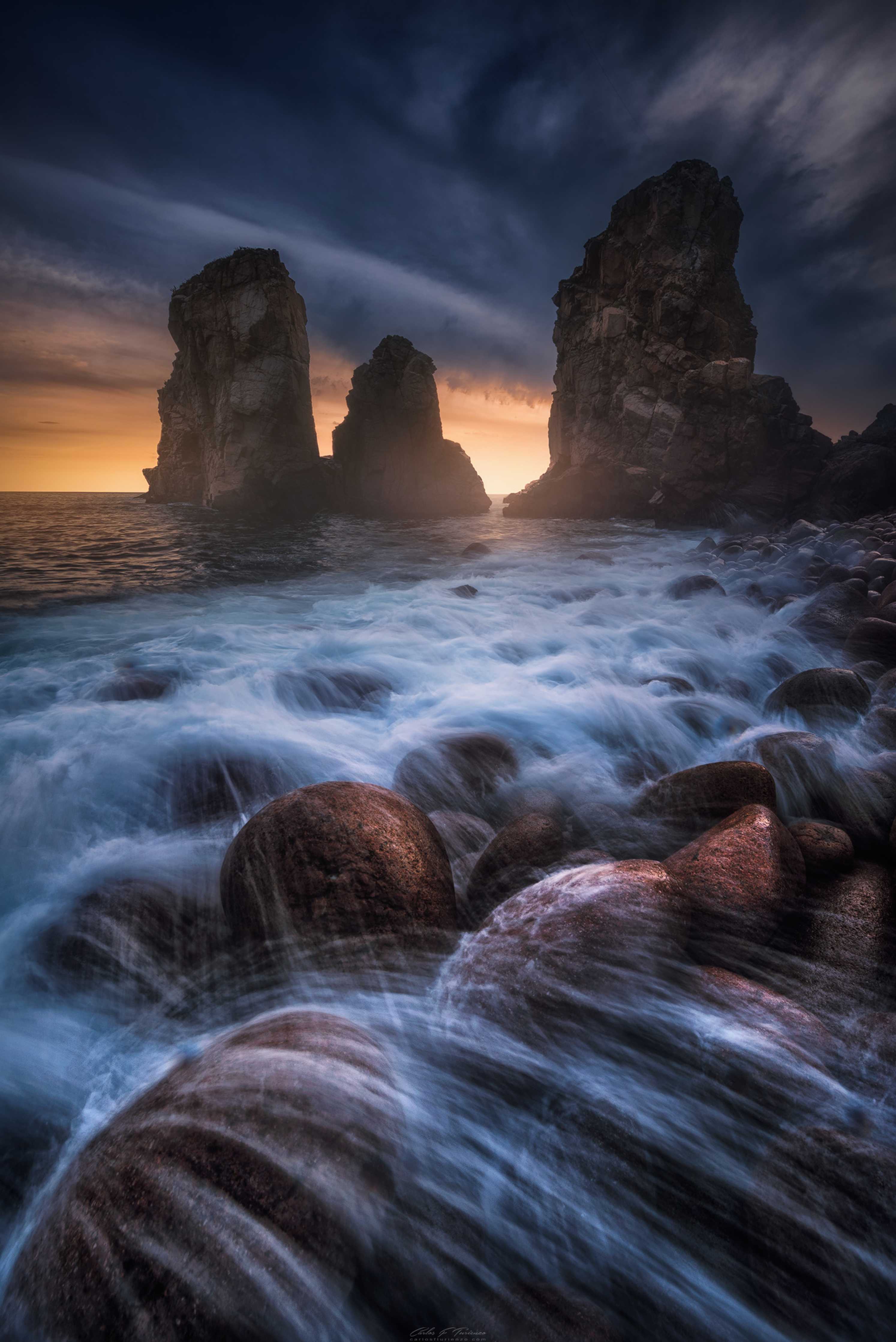Große Wandbilder-Dramatisches Küstenfoto mit Felsen bei Sonnenuntergang