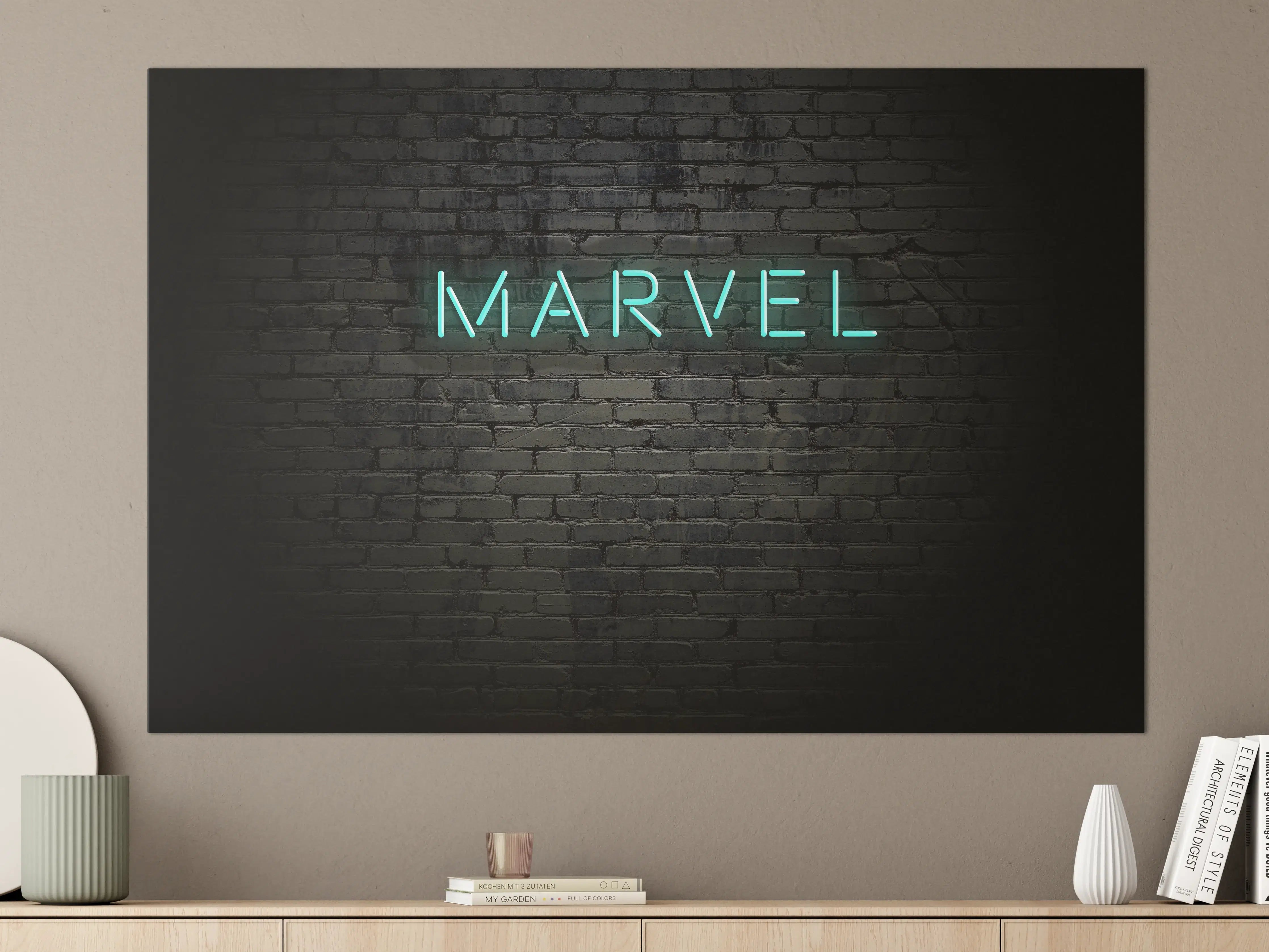 Große Wandbilder - Dunkle Backsteinmauer mit "Marvel" Aufschrift