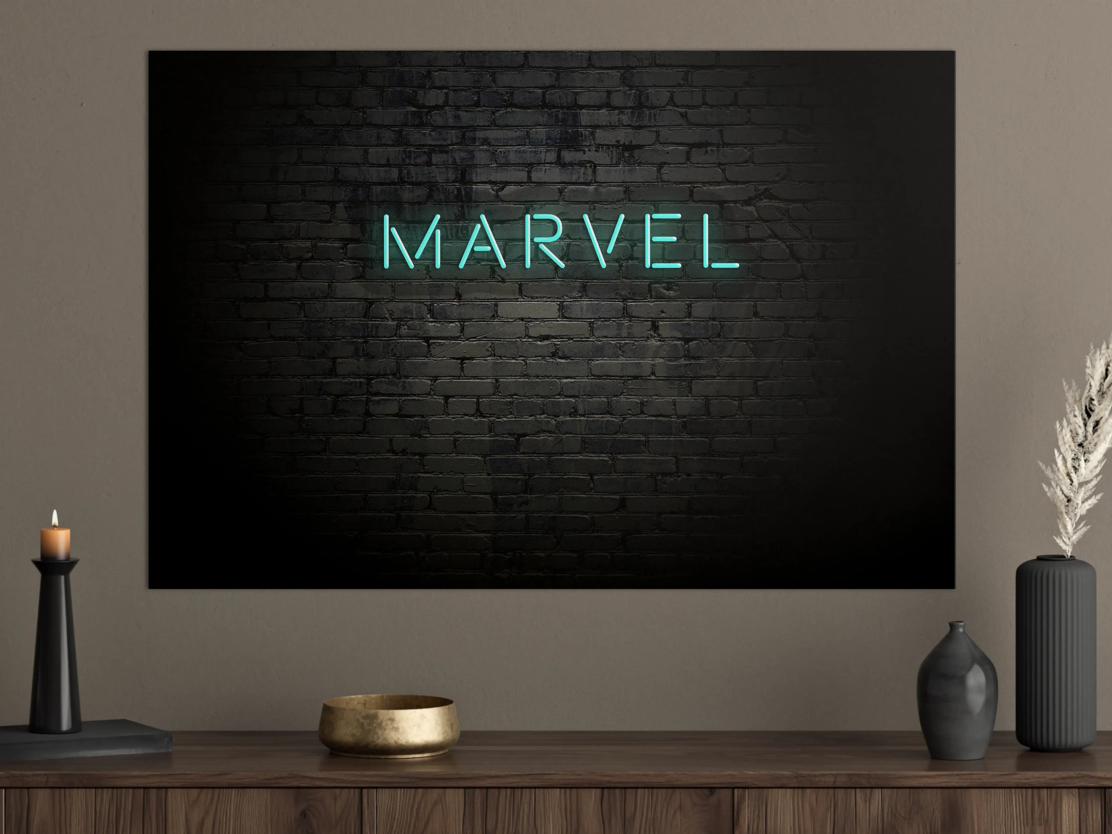 Große Wandbilder - Dunkle Backsteinmauer mit "Marvel" Aufschrift