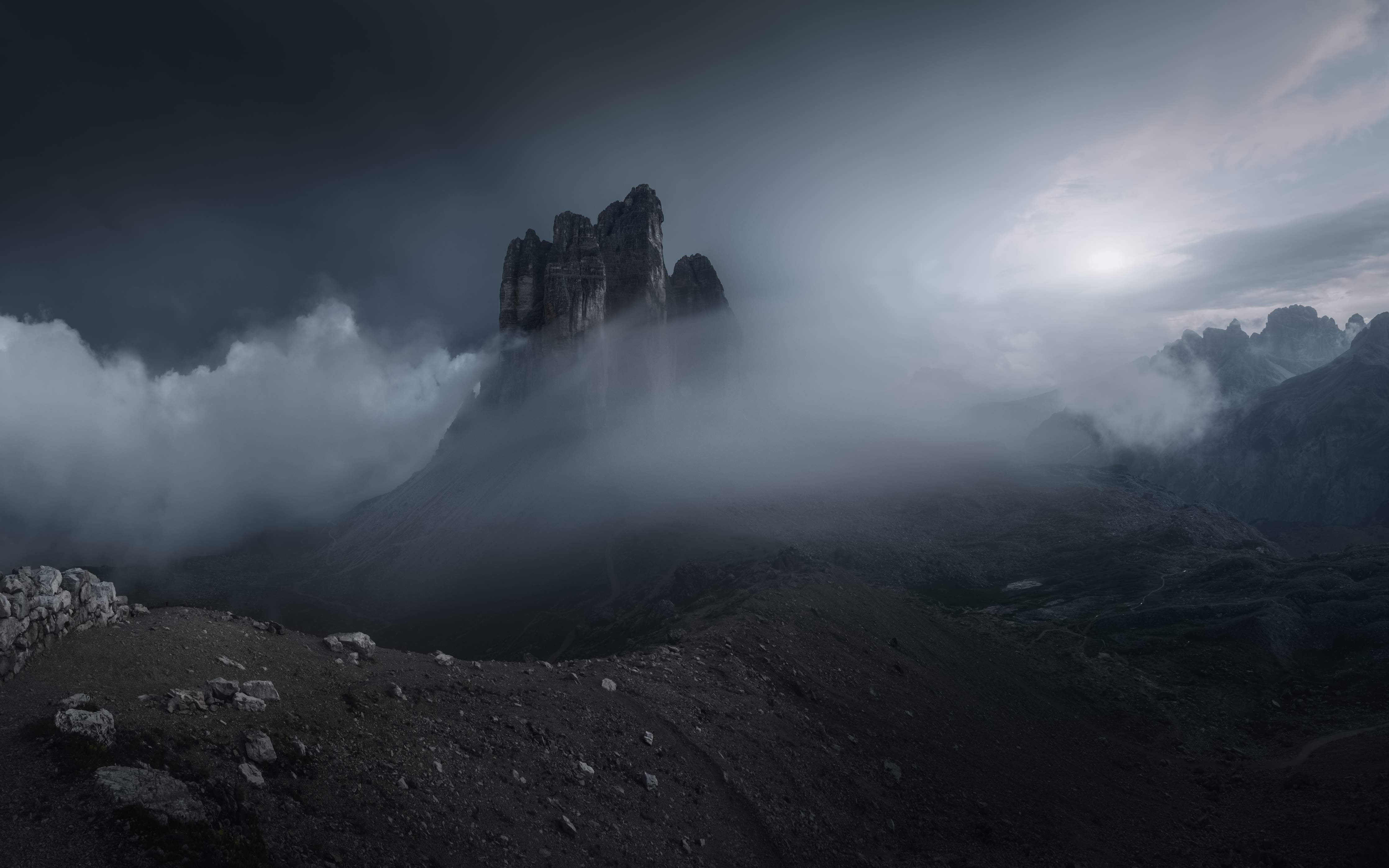 Große Wandbilder-Dunkle Berglandschaft mit Nebel und Wolken
