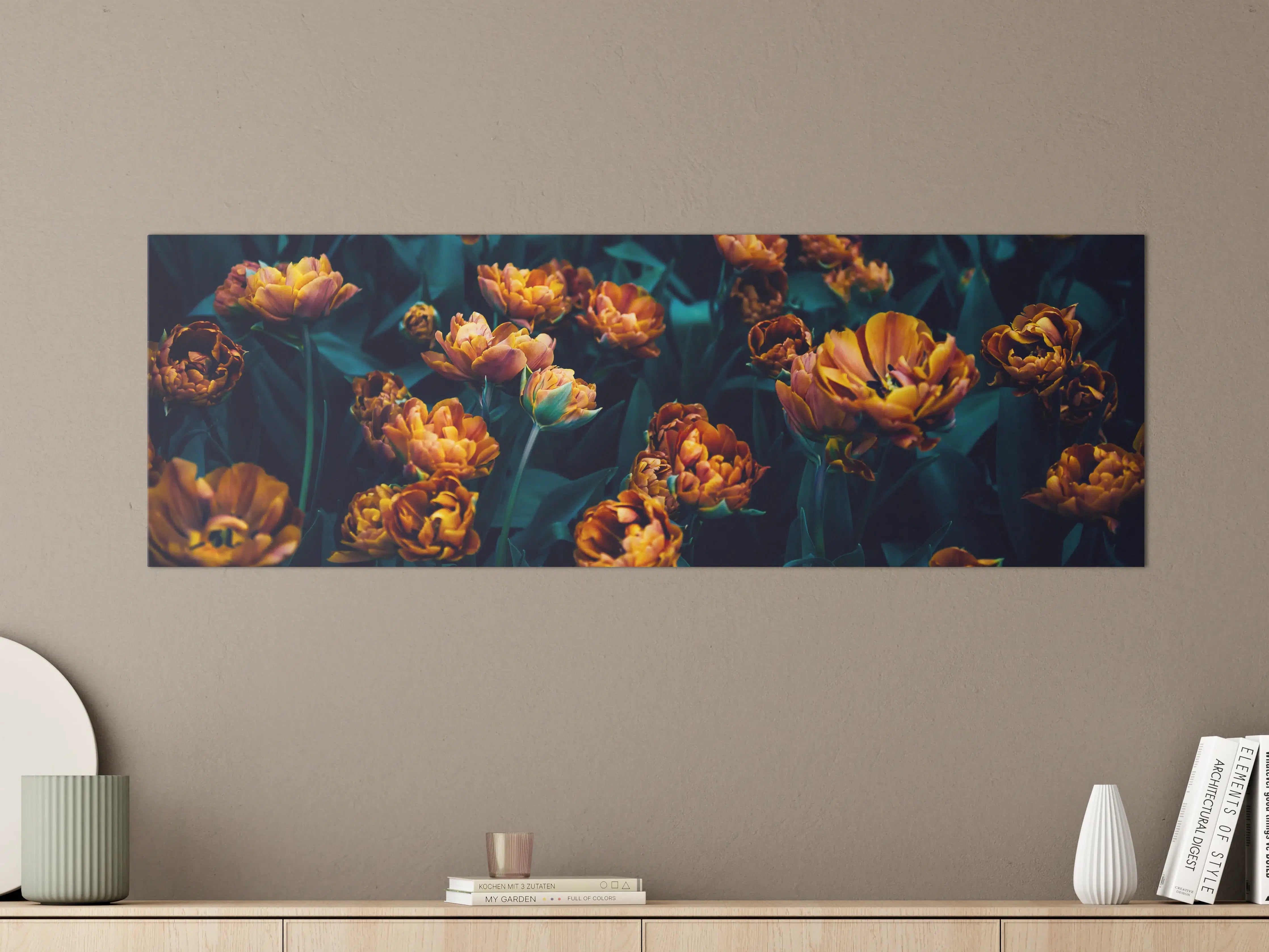 Große Wandbilder - Dunkle orangefarbene Tulpen unter dunklem Licht