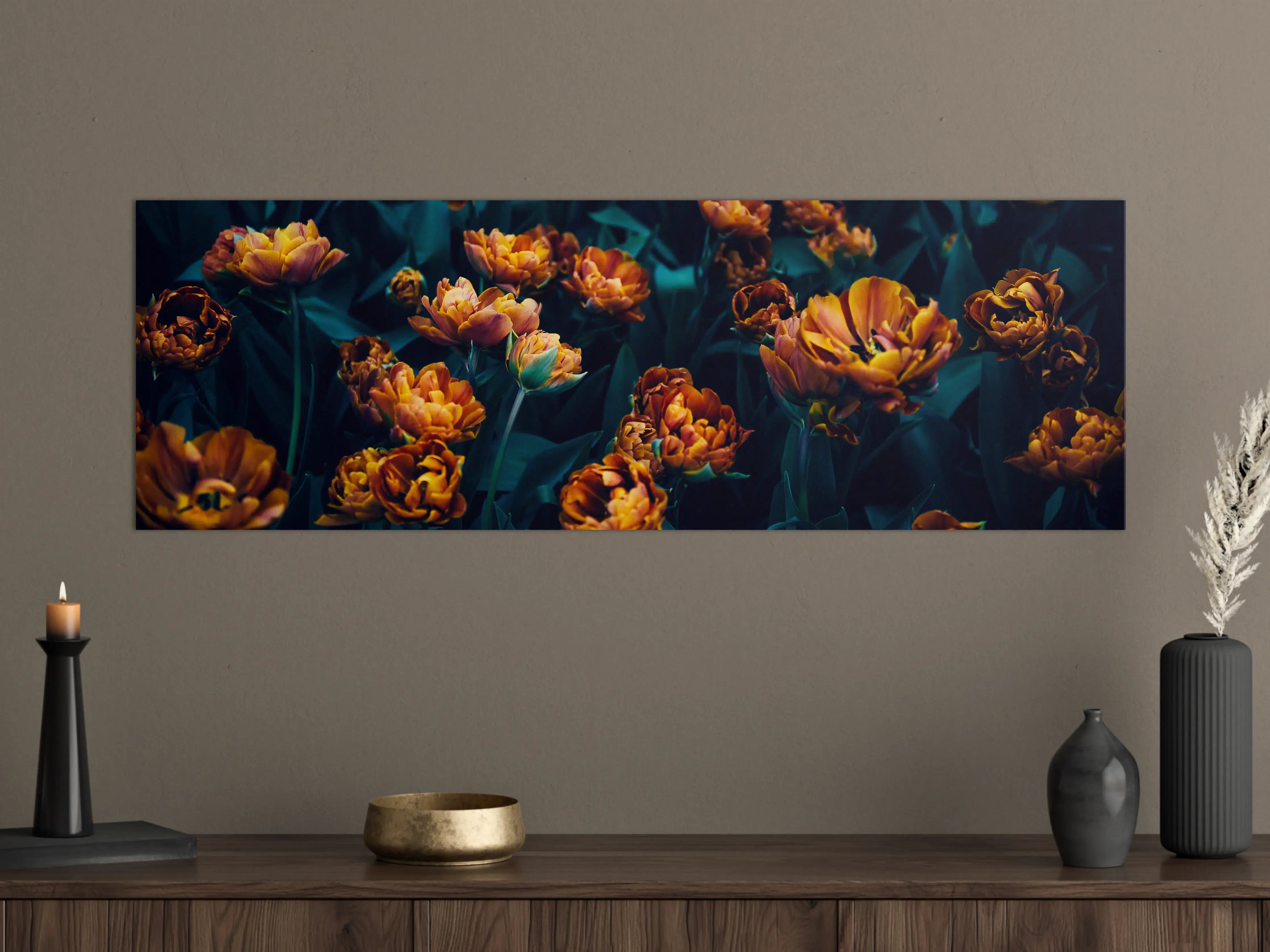 Große Wandbilder - Dunkle orangefarbene Tulpen unter dunklem Licht