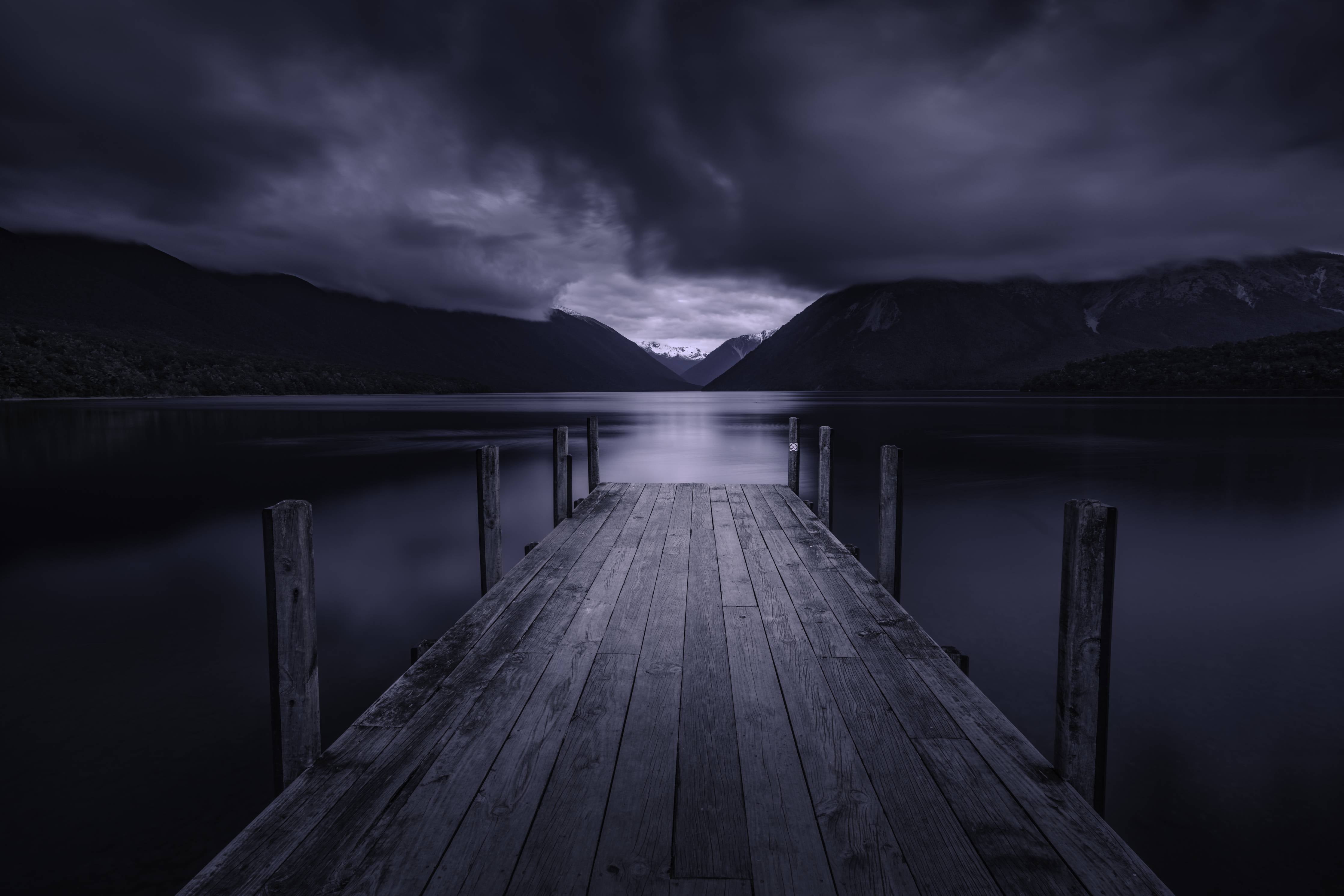 Große Wandbilder-Dunkler See mit Steg und stürmischer Nacht