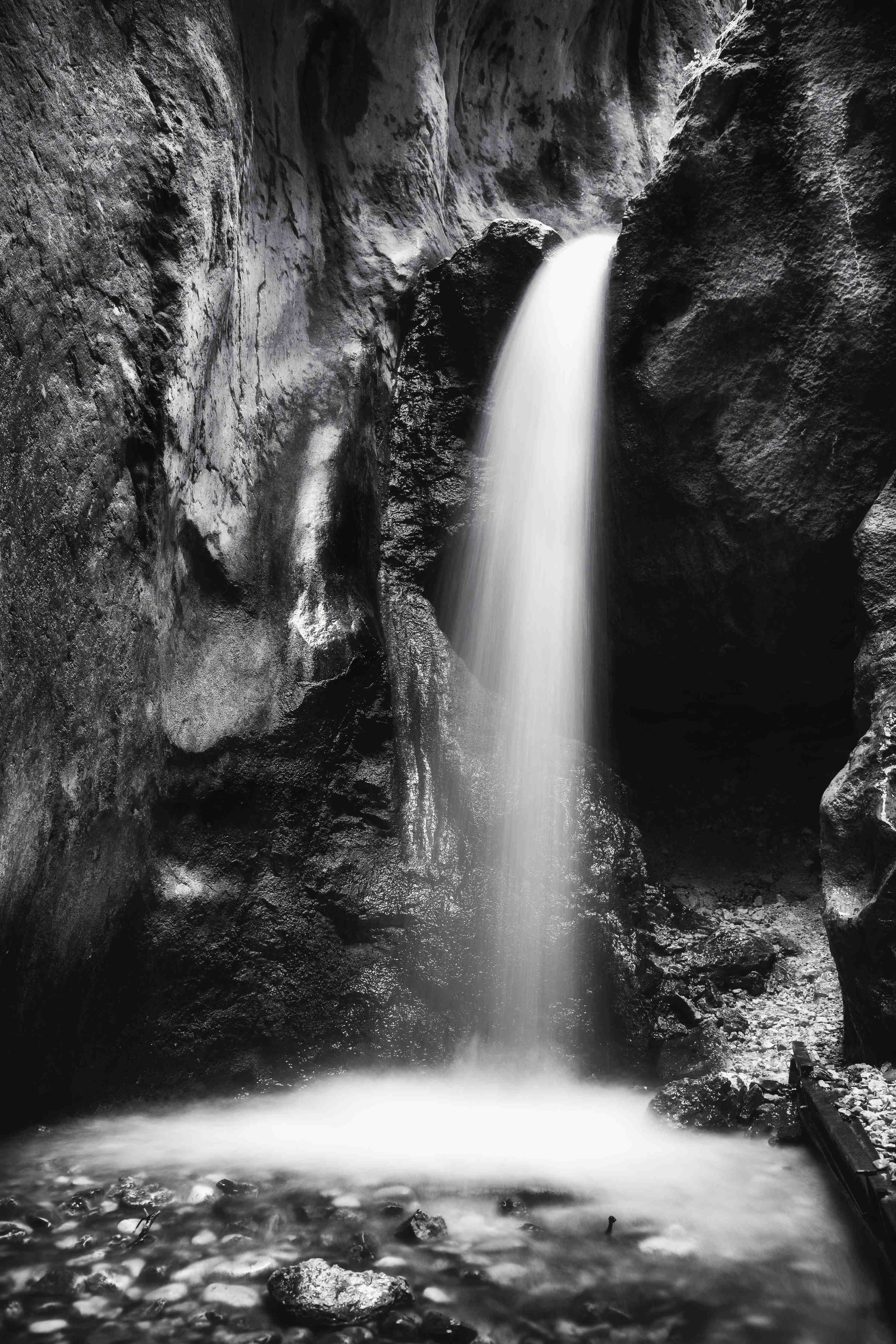 Große Wandbilder-Dunkler Wasserfall in Felsenschlucht