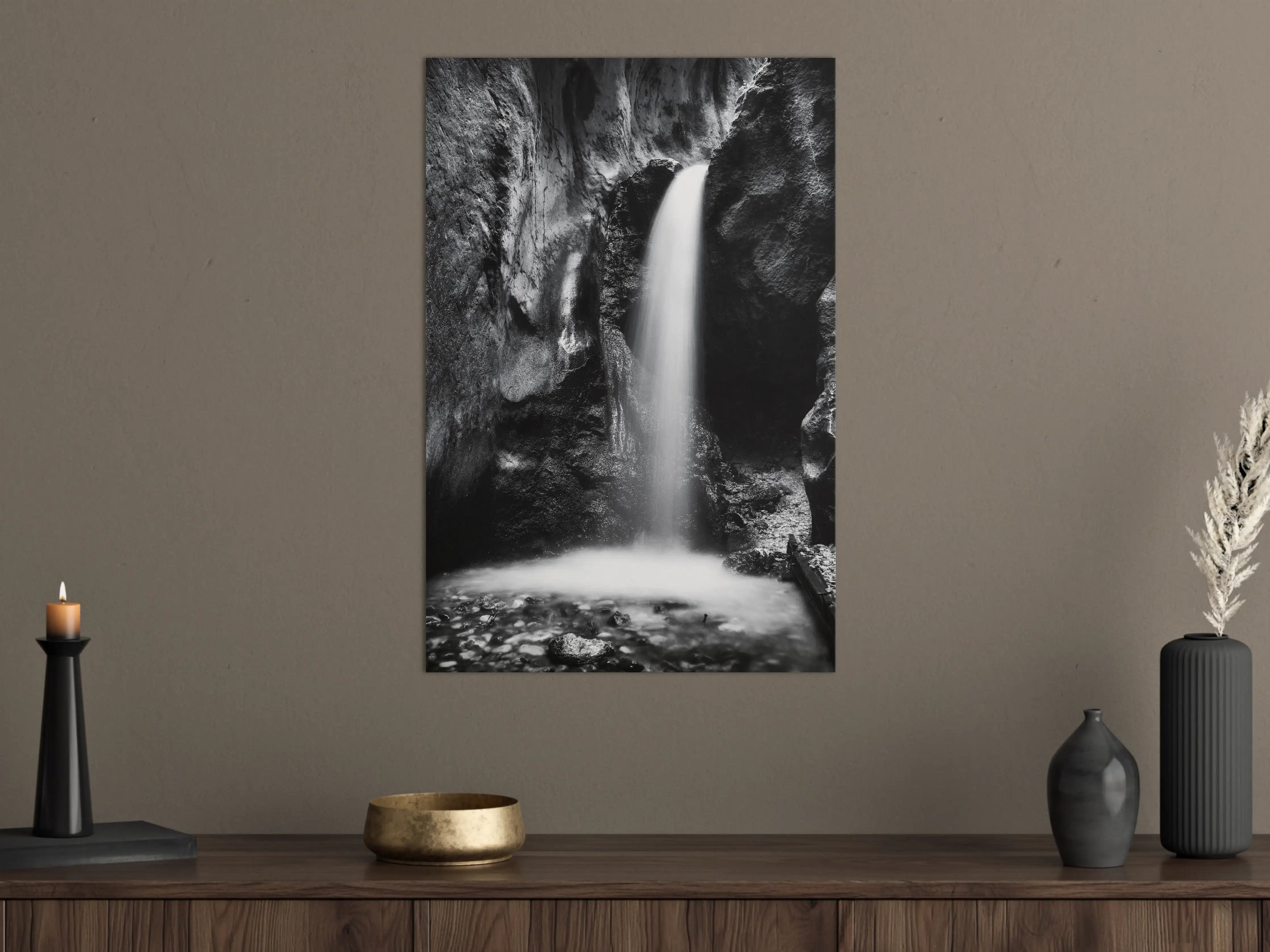 Große Wandbilder - Dunkler Wasserfall in Felsenschlucht