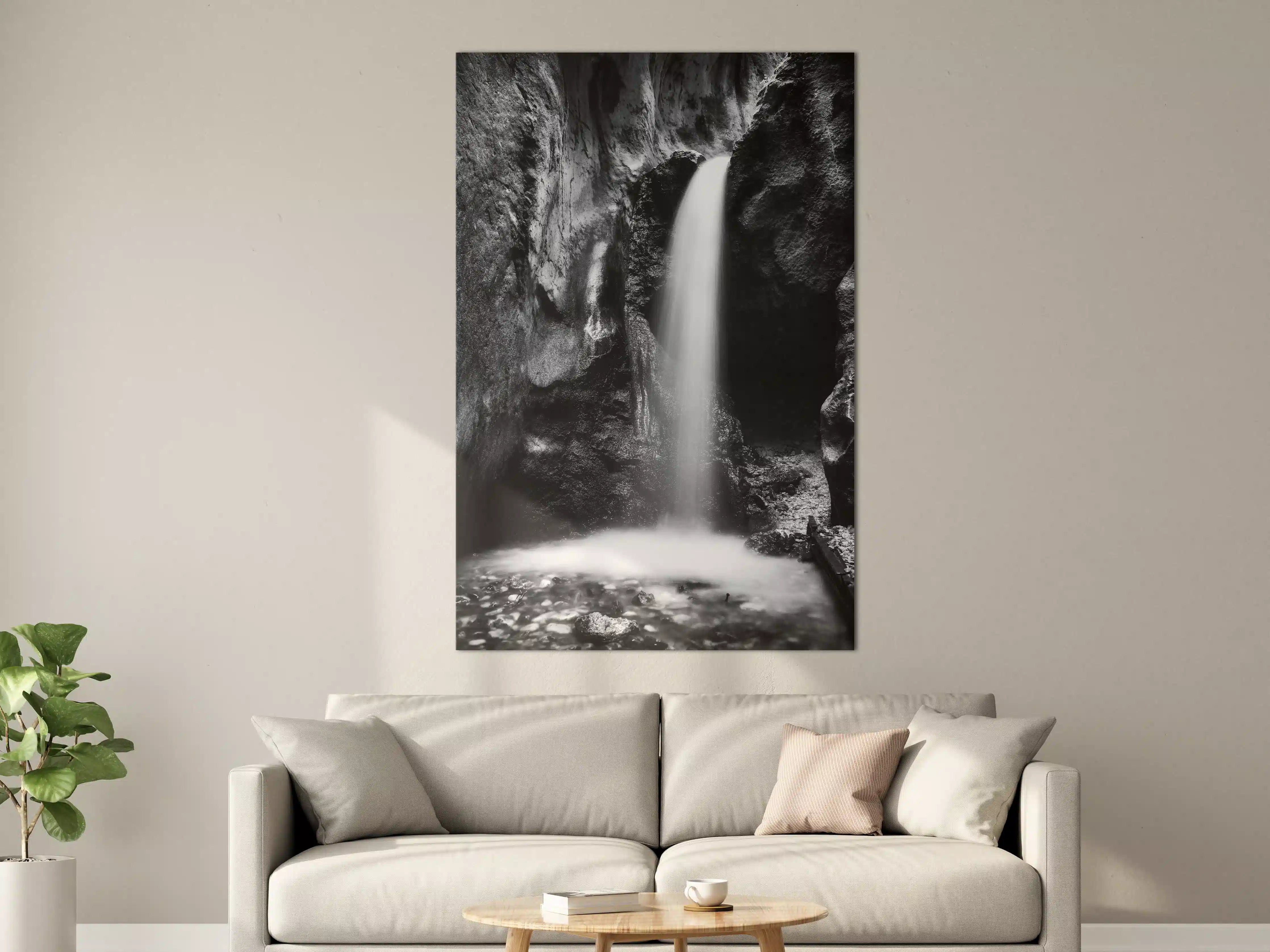 Große Wandbilder - Dunkler Wasserfall in Felsenschlucht