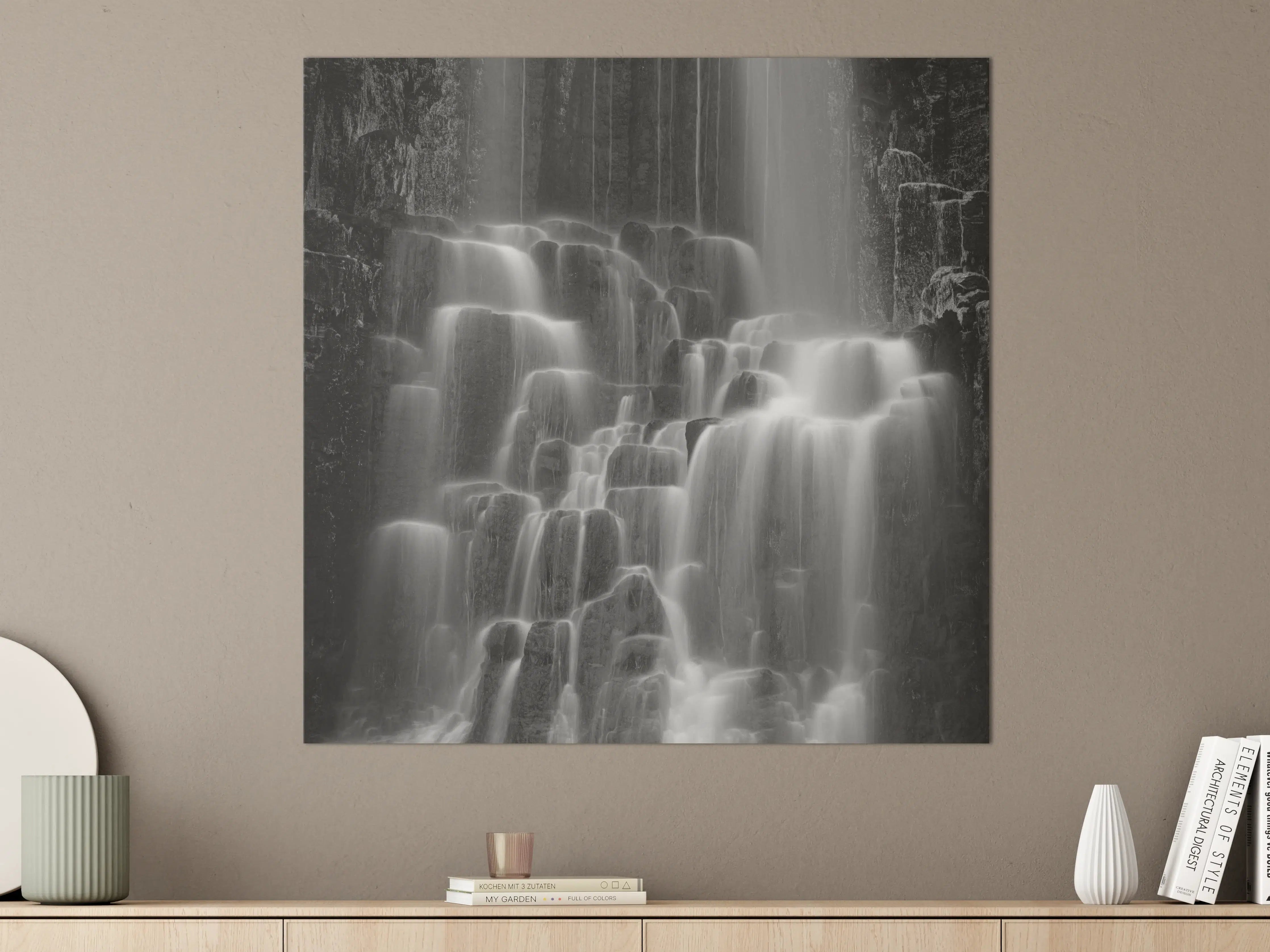 Große Wandbilder - Dunkler Wasserfall in Schwarz-Weiß