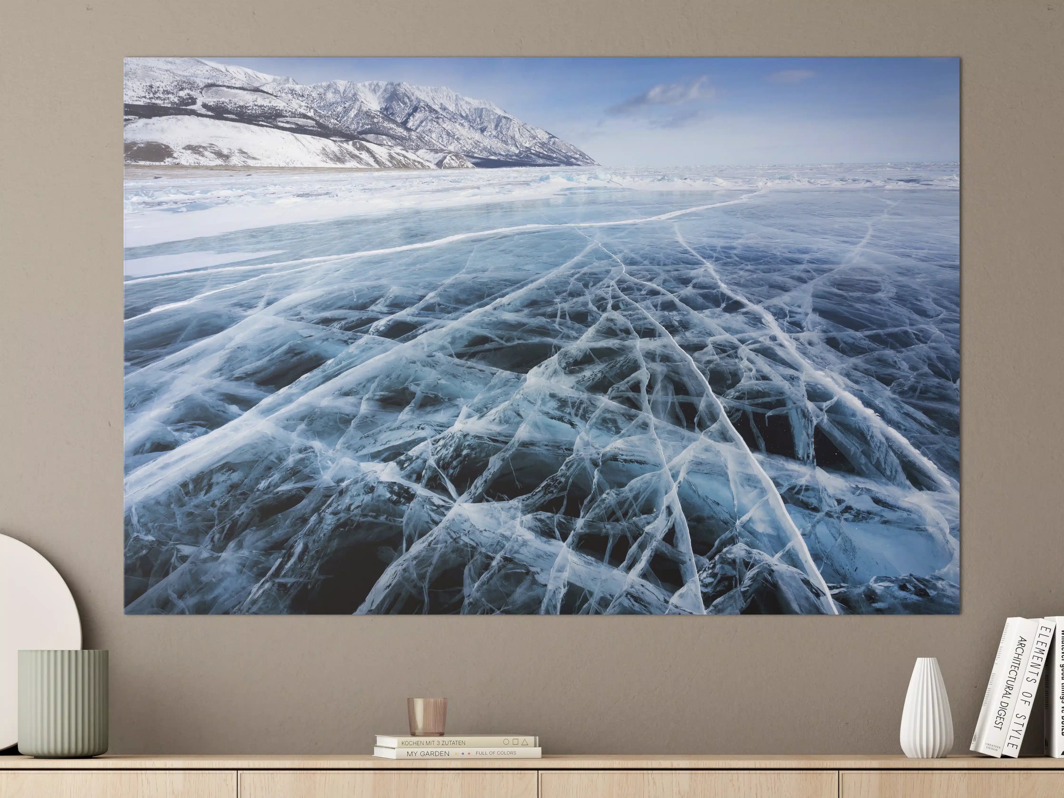 Große Wandbilder - Eisfläche mit gefrorenen Mustern und Bergpanorama