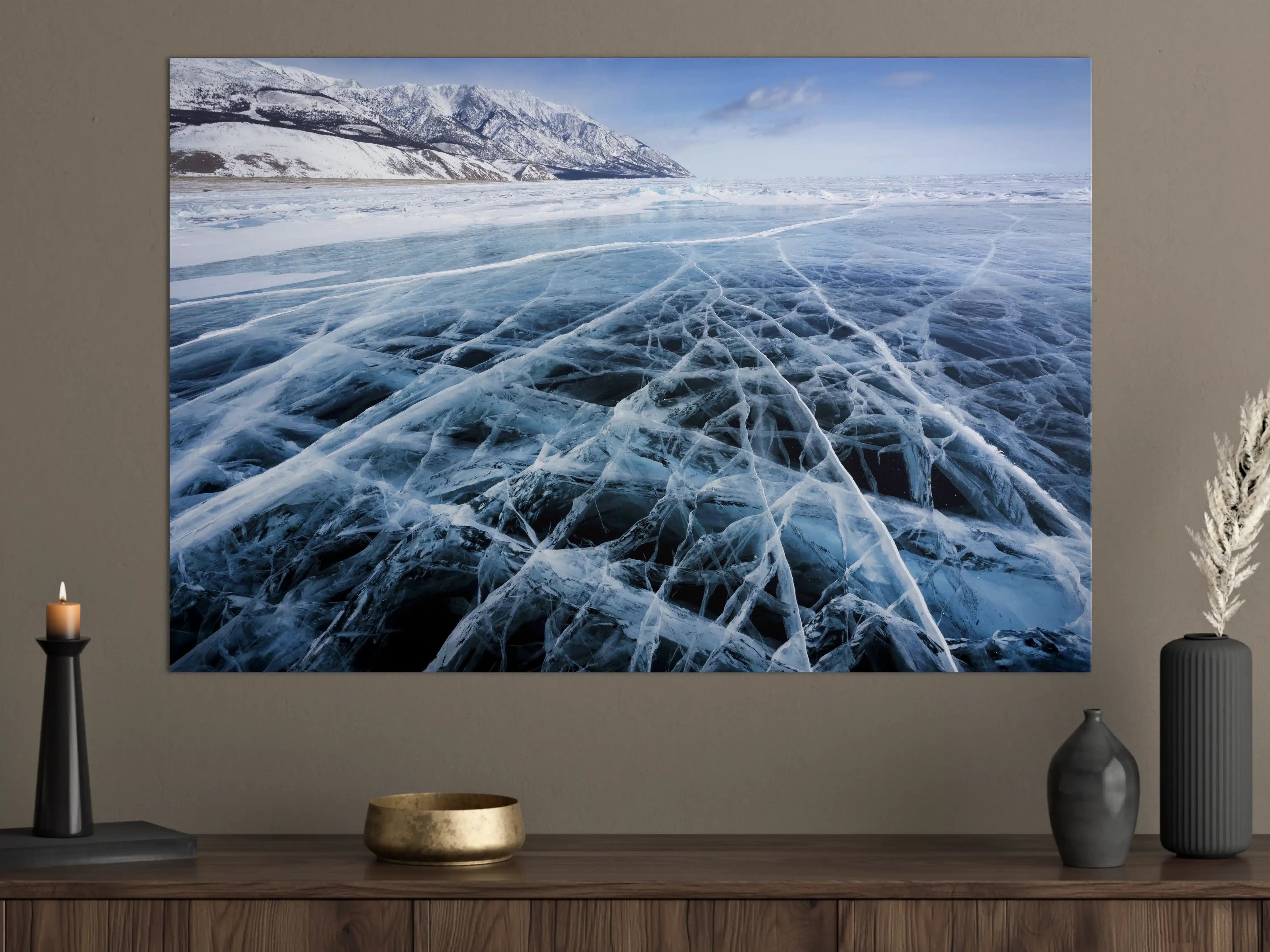 Große Wandbilder - Eisfläche mit gefrorenen Mustern und Bergpanorama