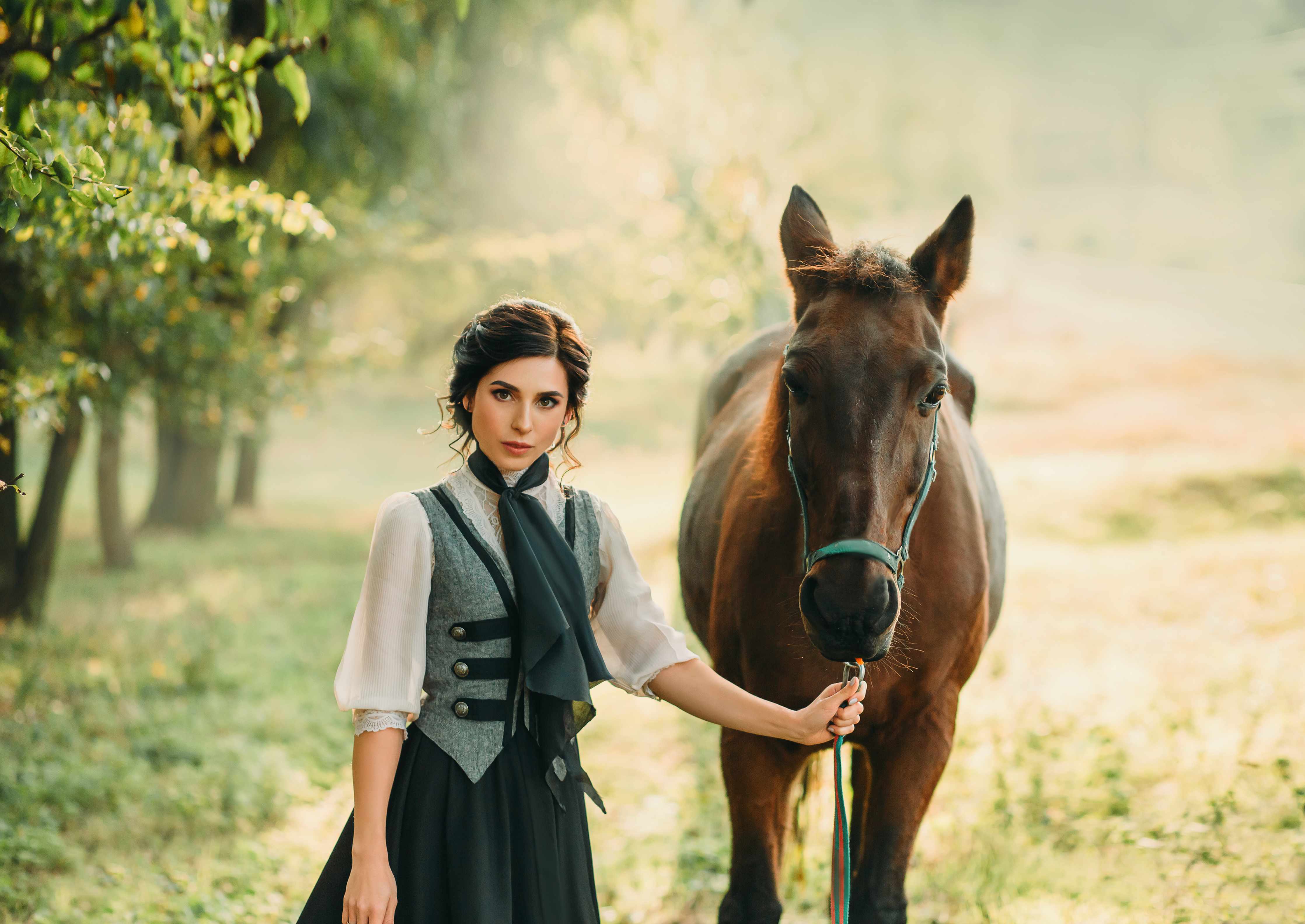 Große Wandbilder-Elegante Dame mit Pferd im Grünen