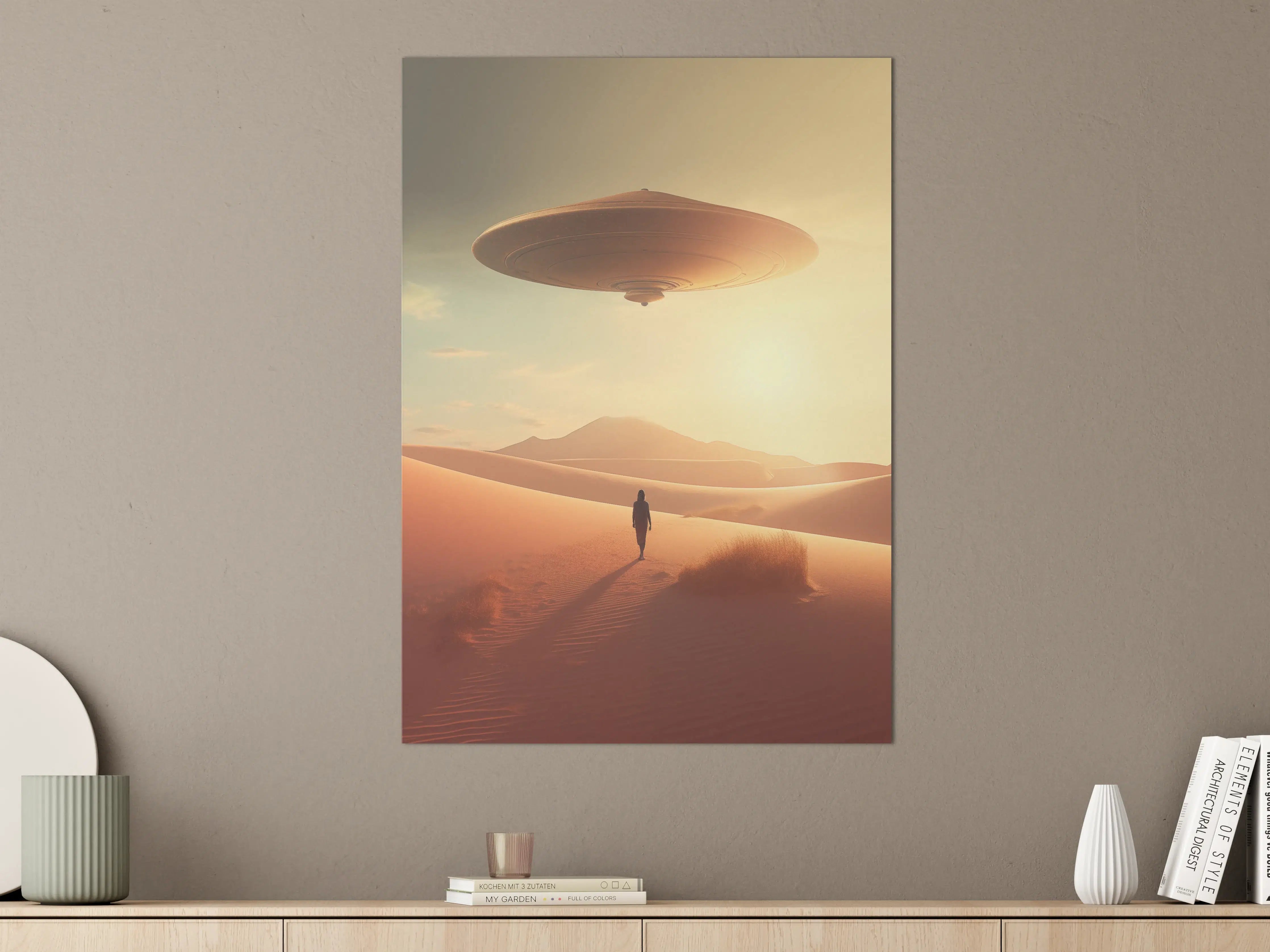 Große Wandbilder - Fantasievolles Szenario mit UFO über Sanddünen bei Sonnenuntergang