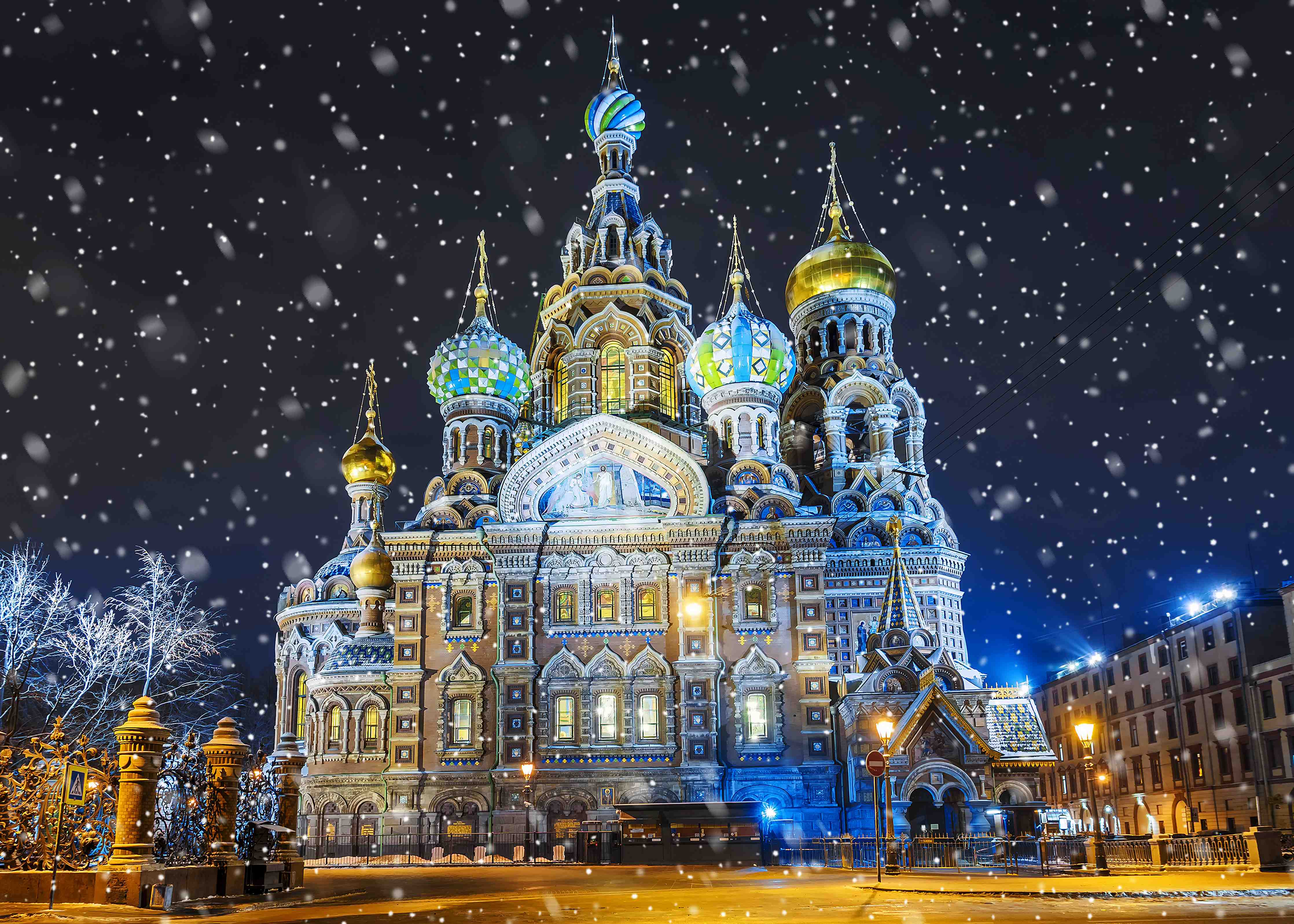 Große Wandbilder-Farbenfrohe russische Kirche bei Schnee