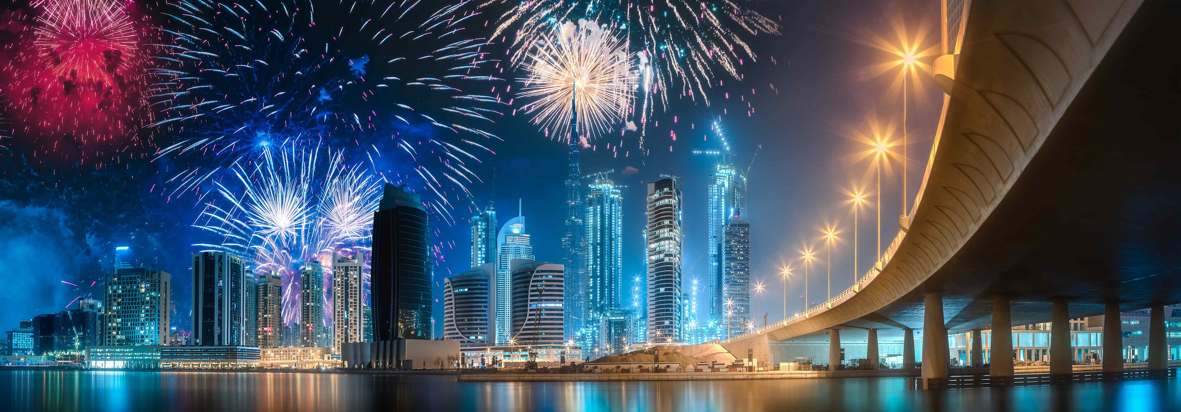 Große Wandbilder-Feuerwerk über Dubai Business Bay