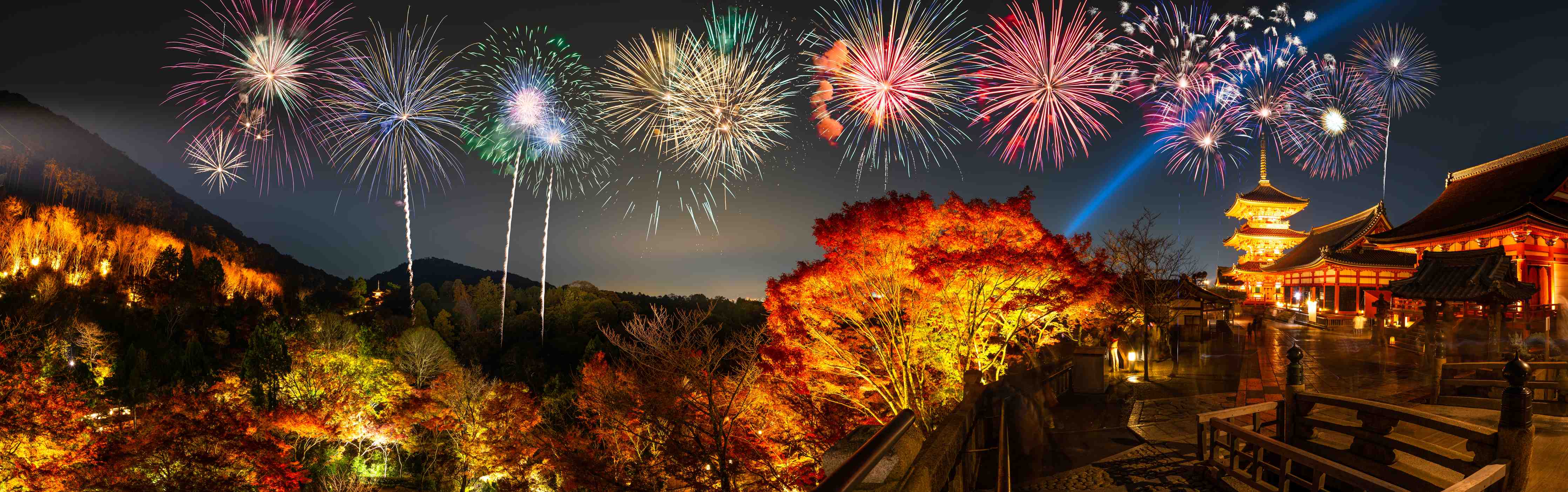 Große Wandbilder-Feuerwerk über Kyoto-Tempel