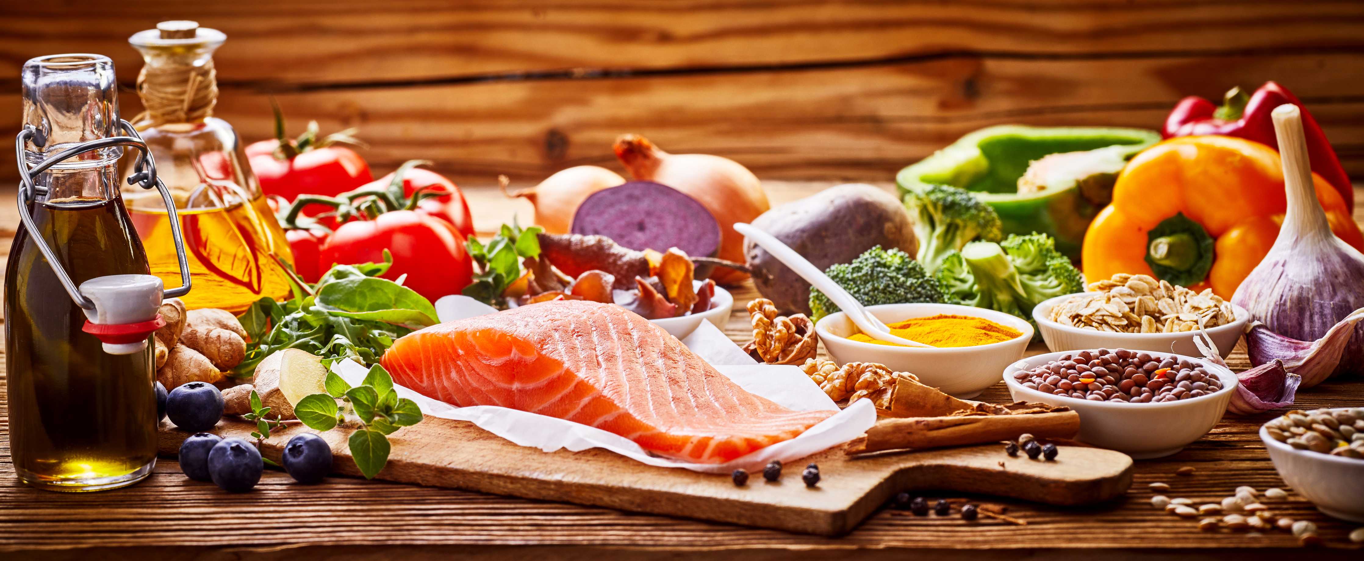 Große Wandbilder-Frische Lachs-Fisch auf Schneidebrett mit Gemüse und Gewürzen