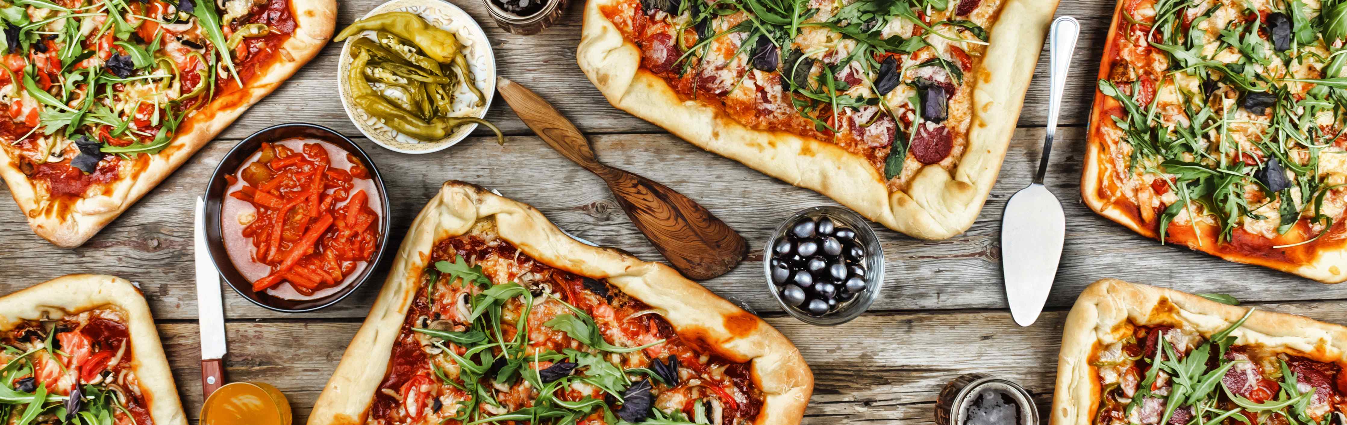 Große Wandbilder-Frische Pizza mit verschiedenen Belägen