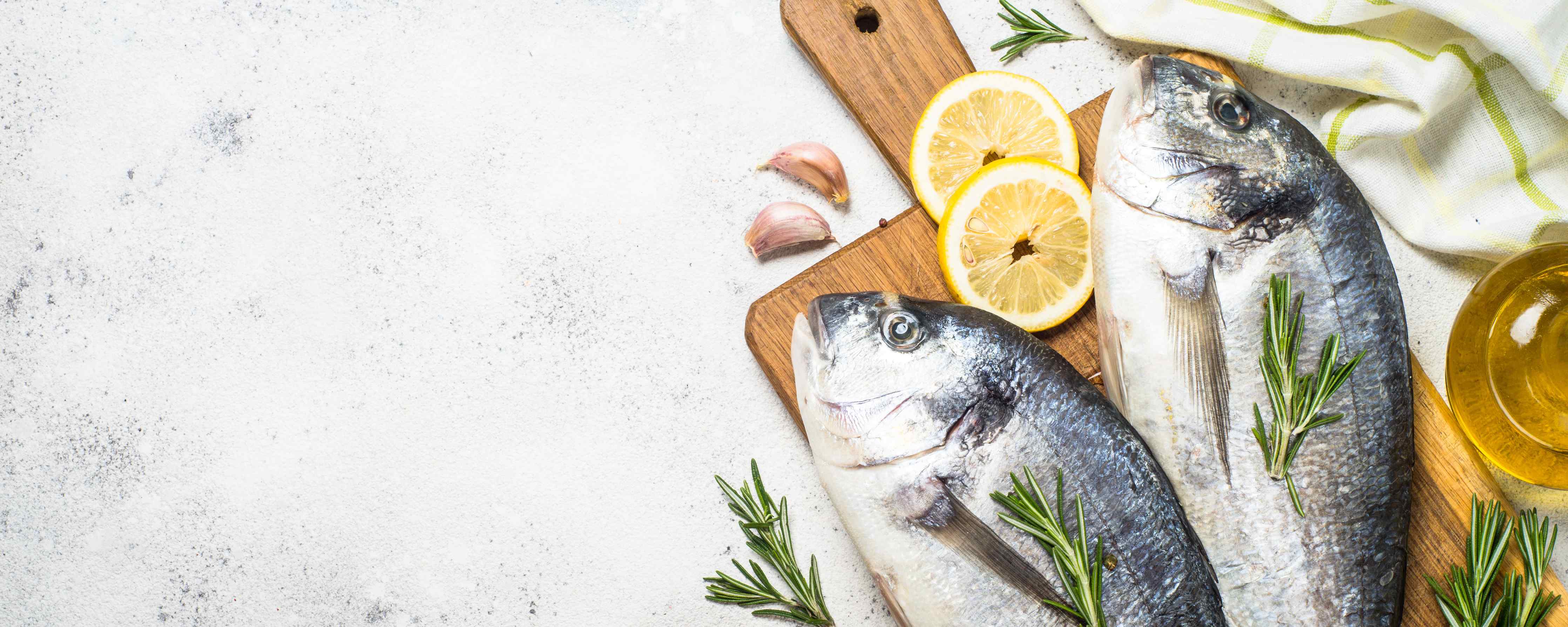 Große Wandbilder-Frischer Fisch mit Zitronen und Kräutern