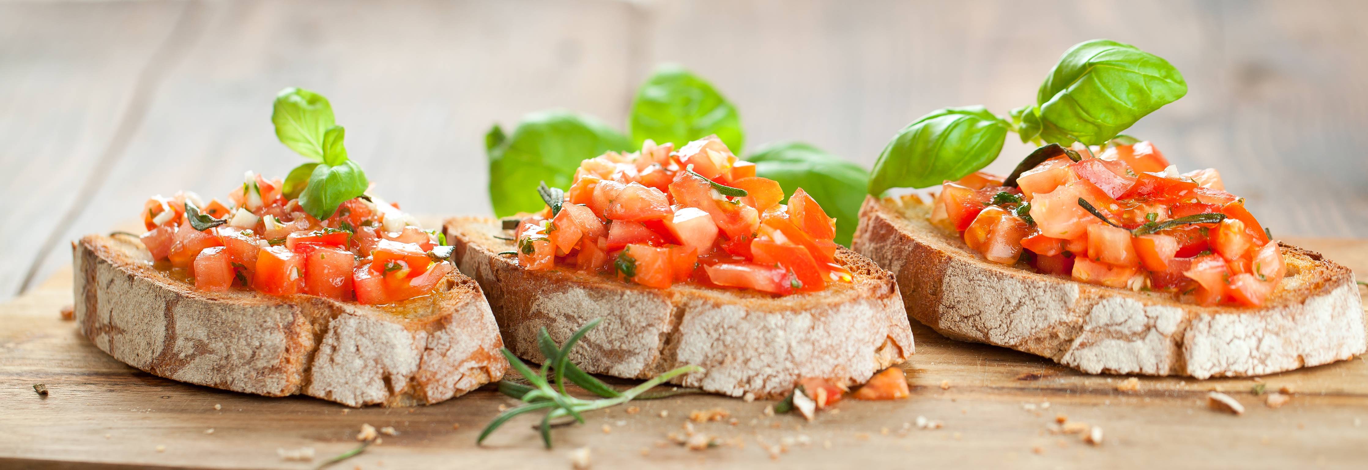 Große Wandbilder-Frisches Tomatenbrot mit Basilikum