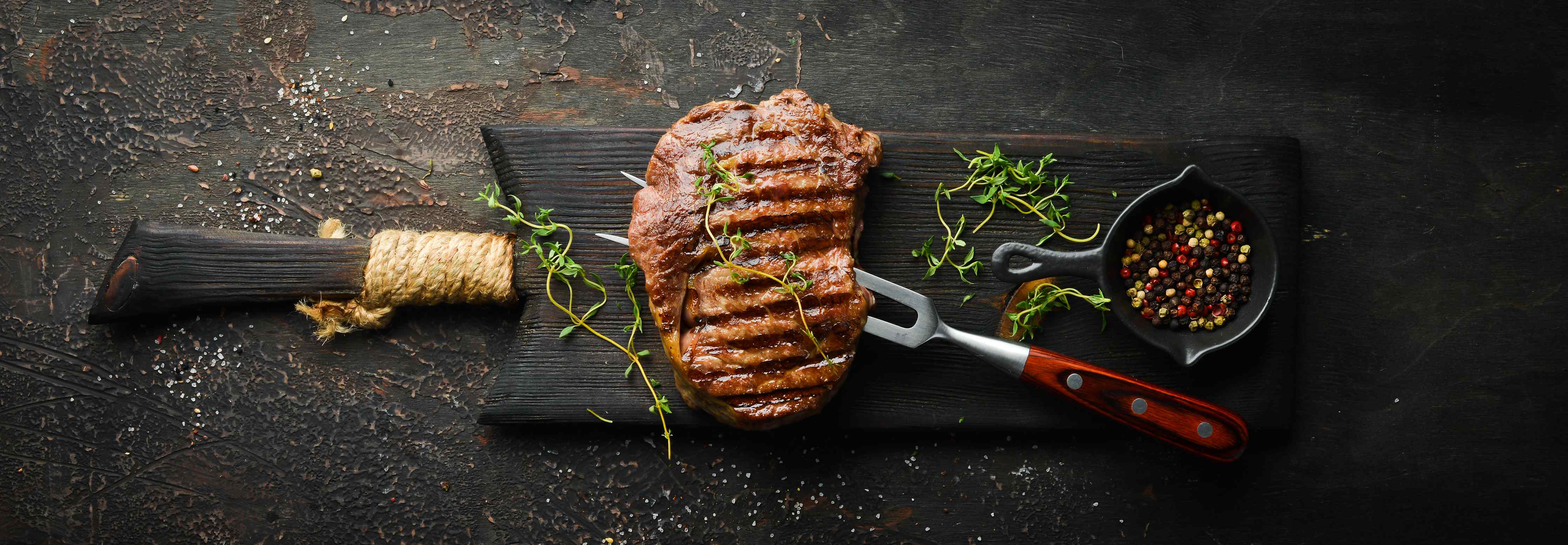 Große Wandbilder-Gegrilltes Ribeye auf Holzplatte