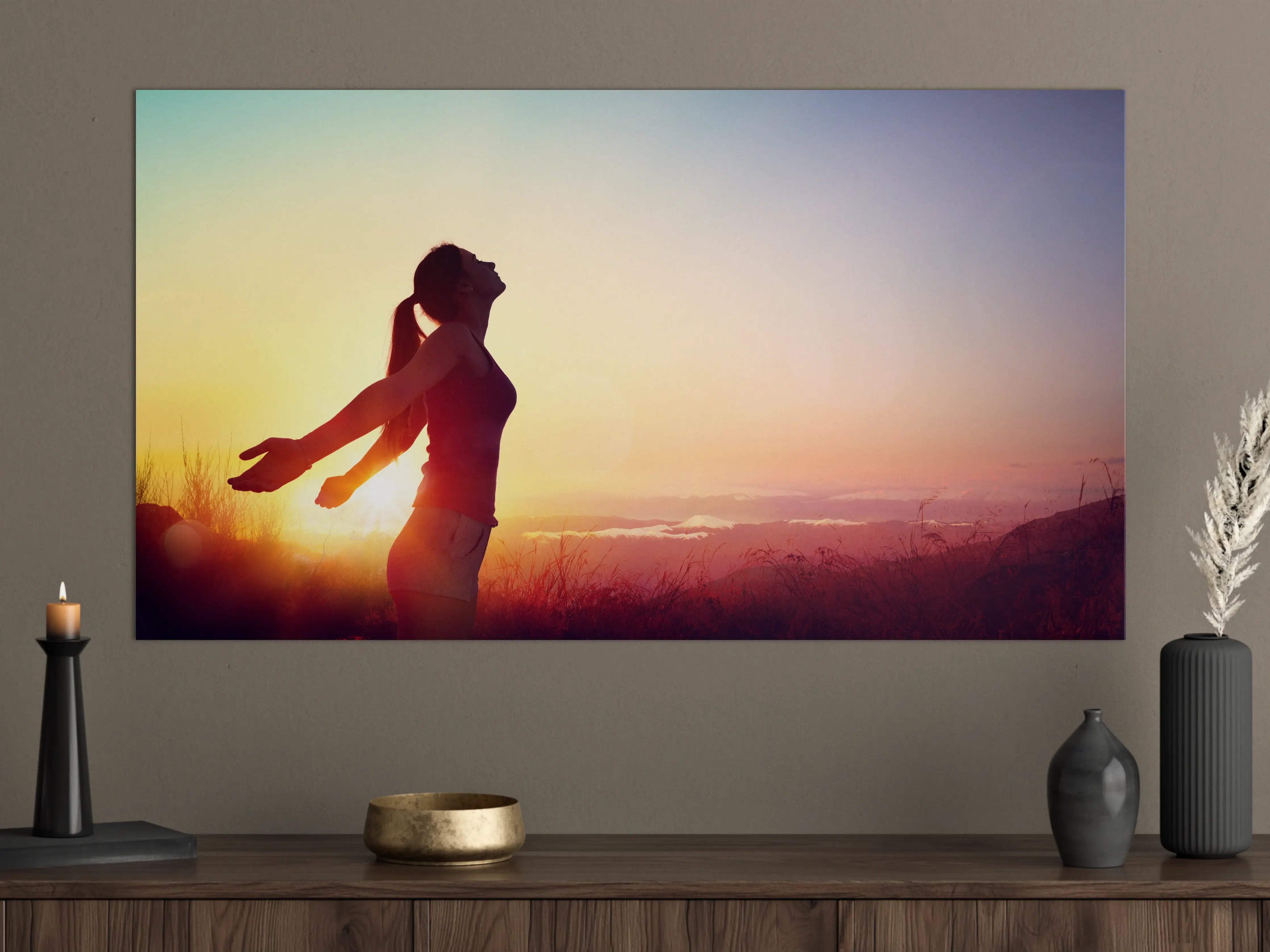 Große Wandbilder - Glückliche Frau beim Sonnenuntergang