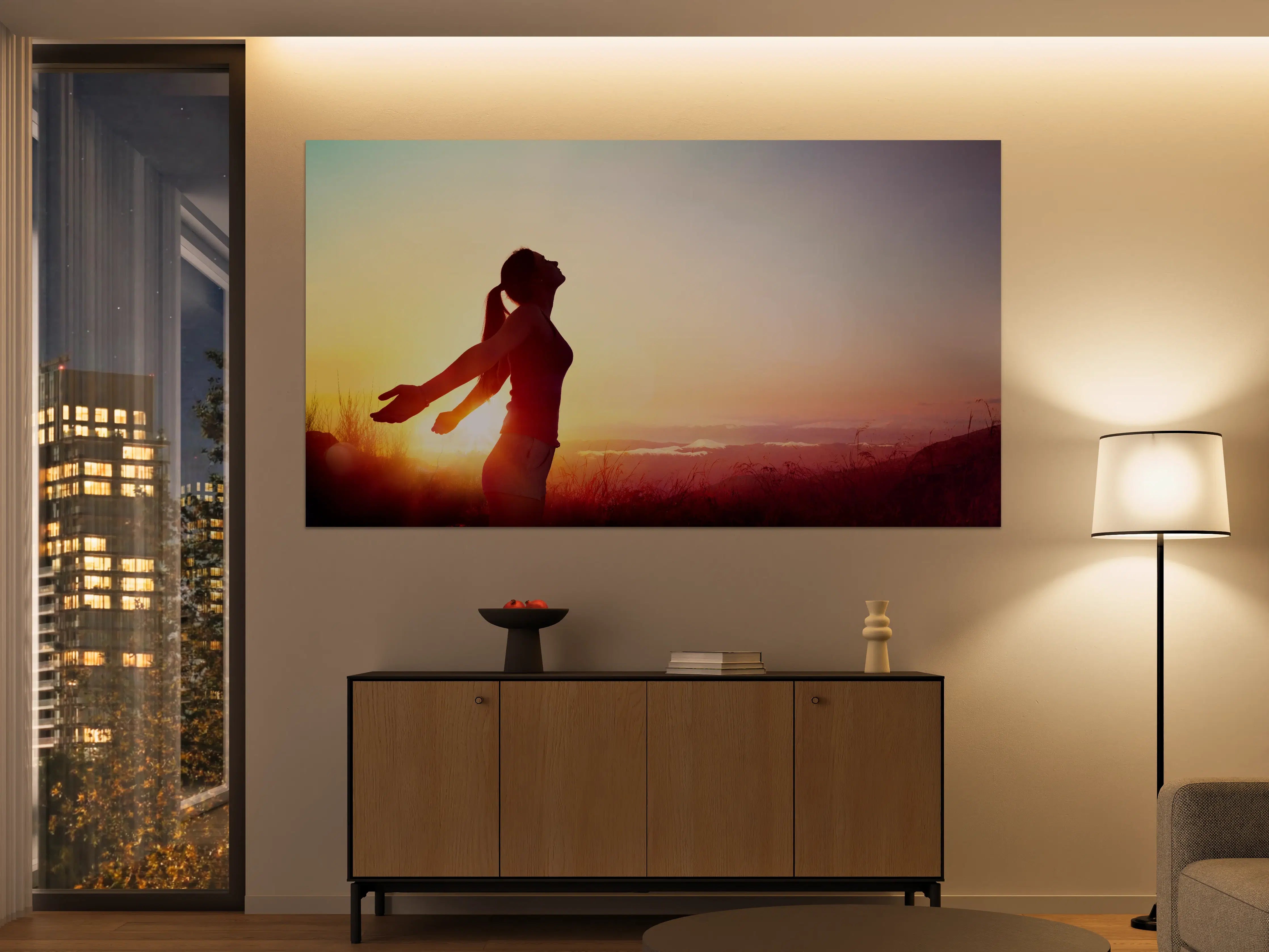 Große Wandbilder - Glückliche Frau beim Sonnenuntergang