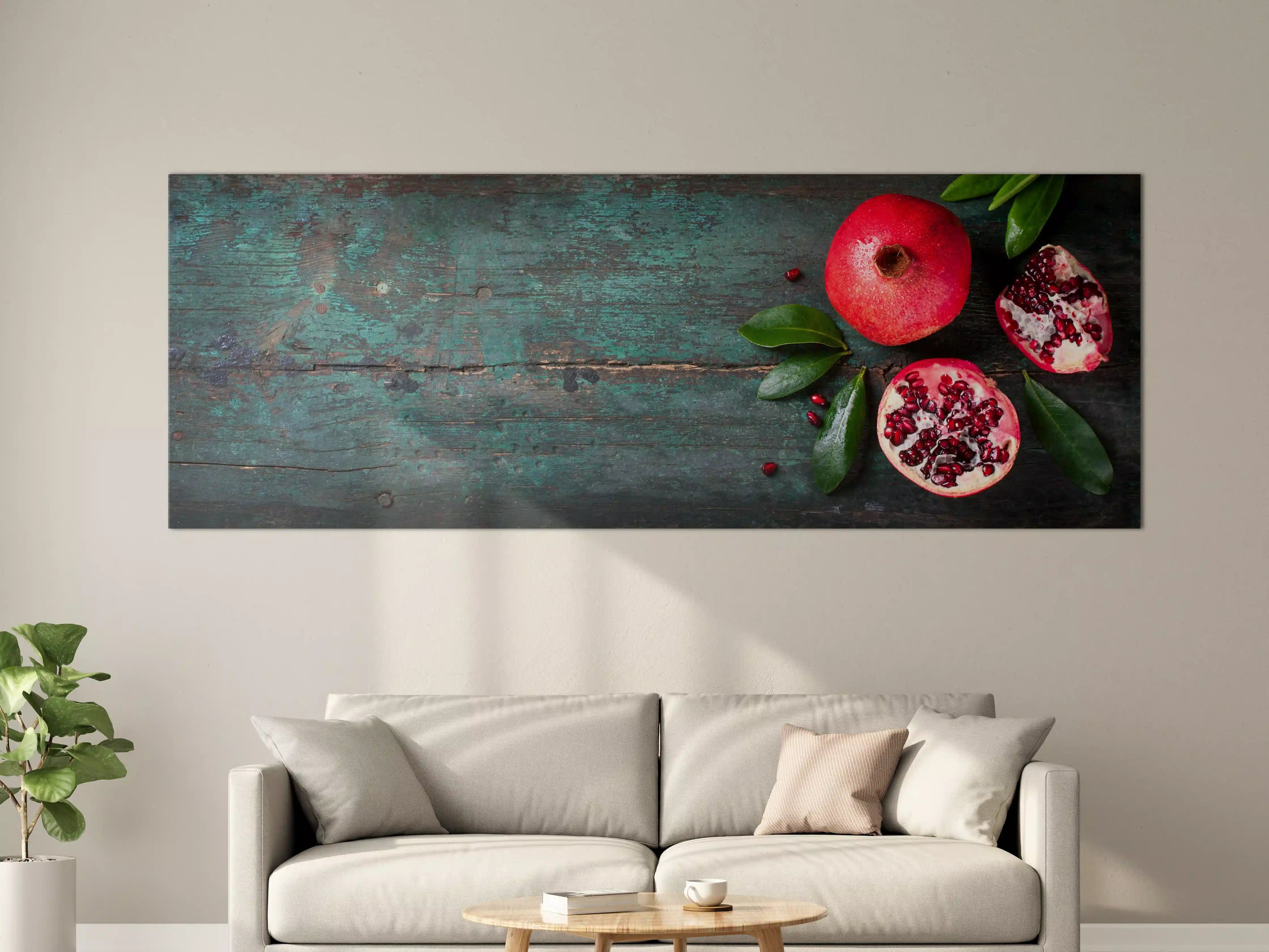 Große Wandbilder - Granatapfel mit grünen Blättern auf dunklem Holz