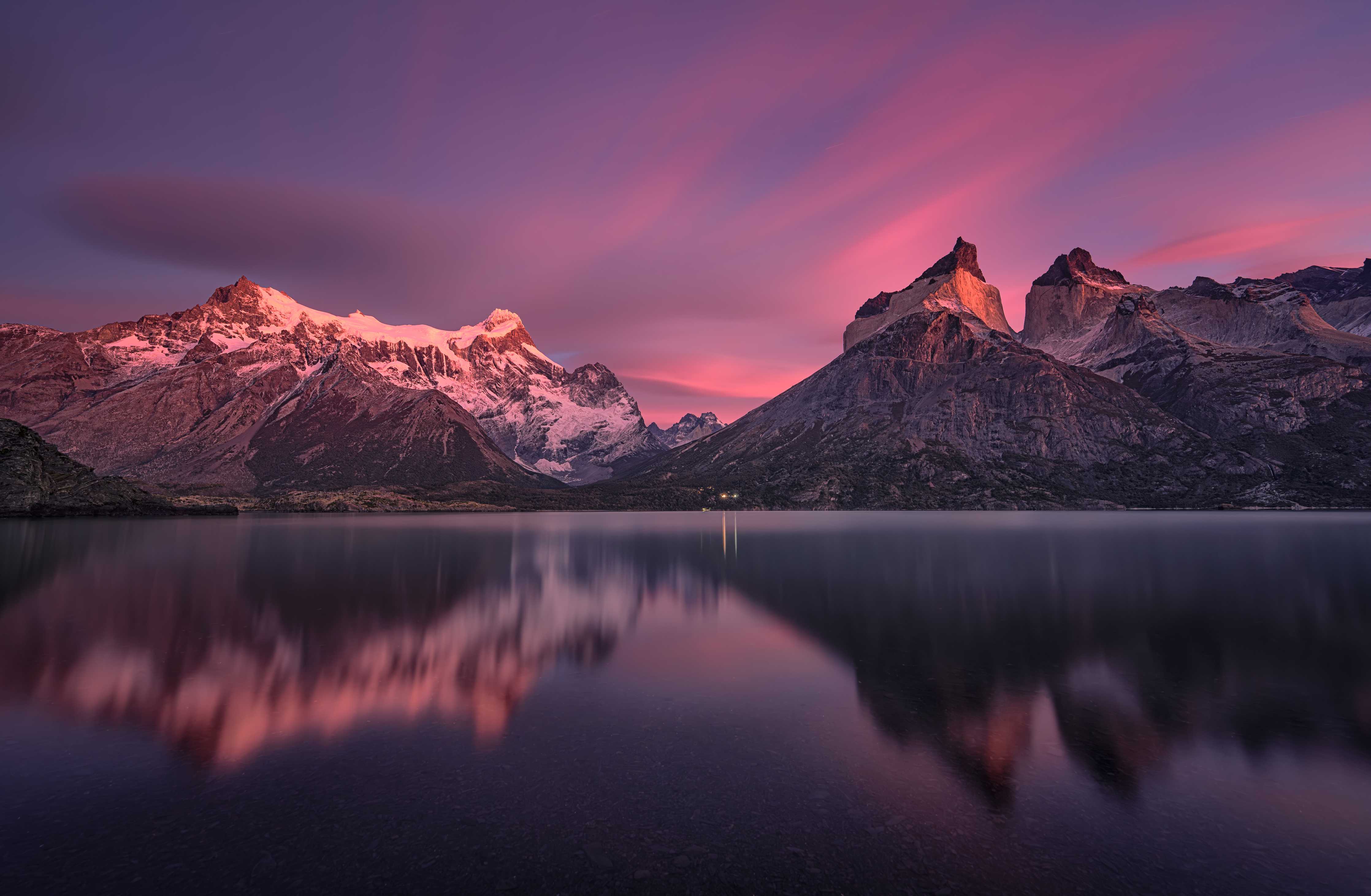 Große Wandbilder-Graue Bergsilhouetten bei Sonnenlicht