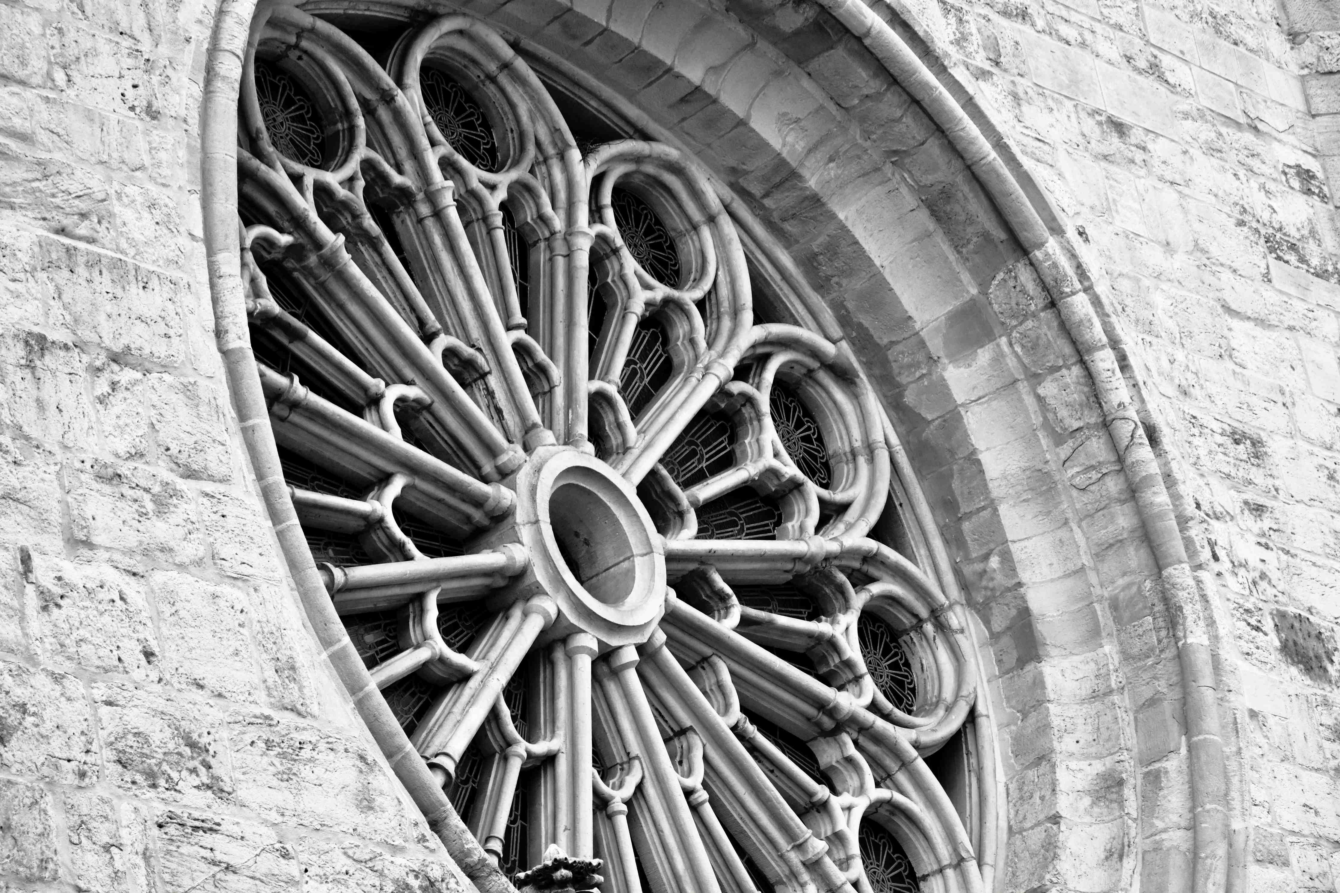 Große Wandbilder-Graue Blicke ins Kirchenfenster