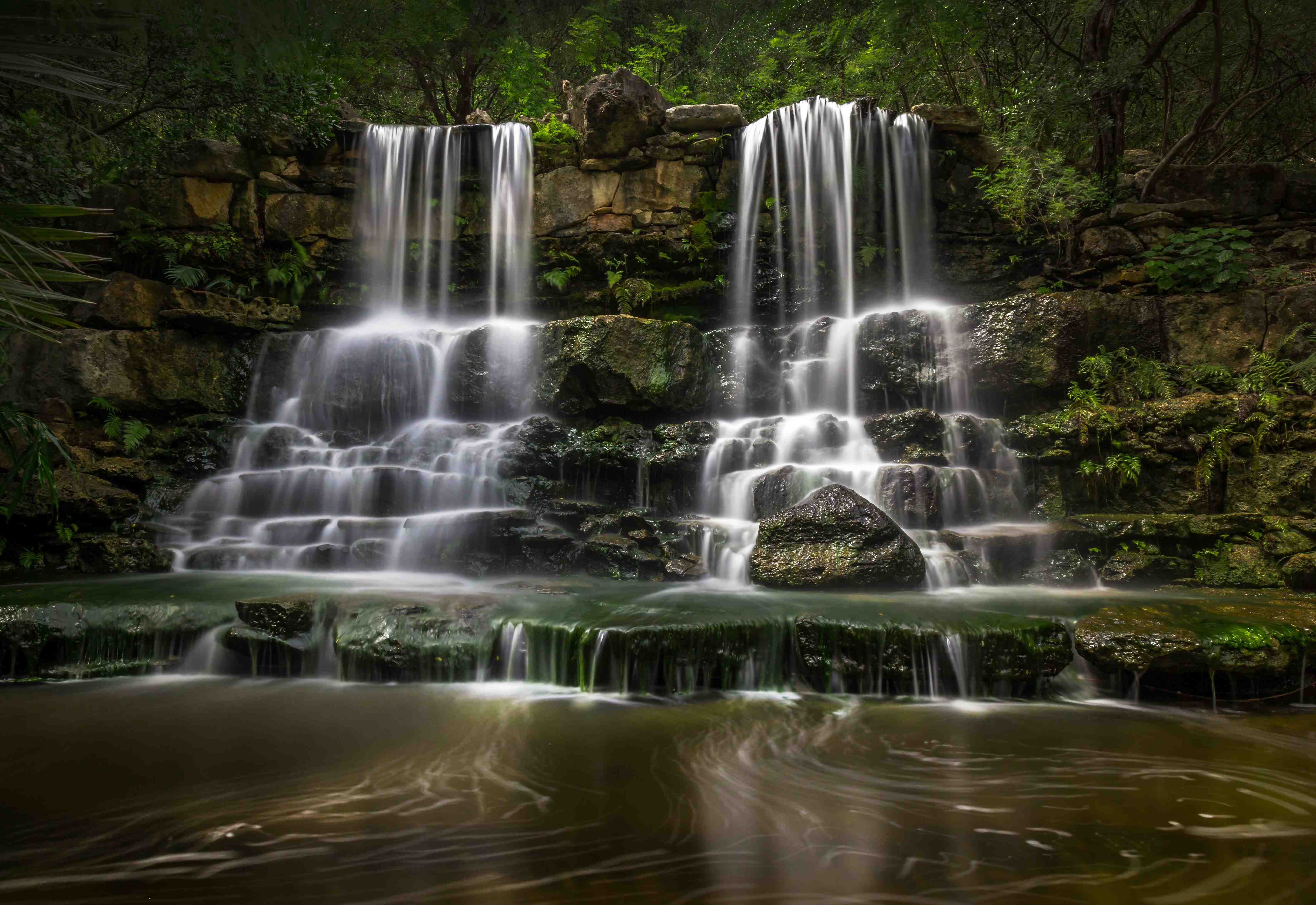 Große Wandbilder-Grauer Wasserfall in smaragdgrüner Natur