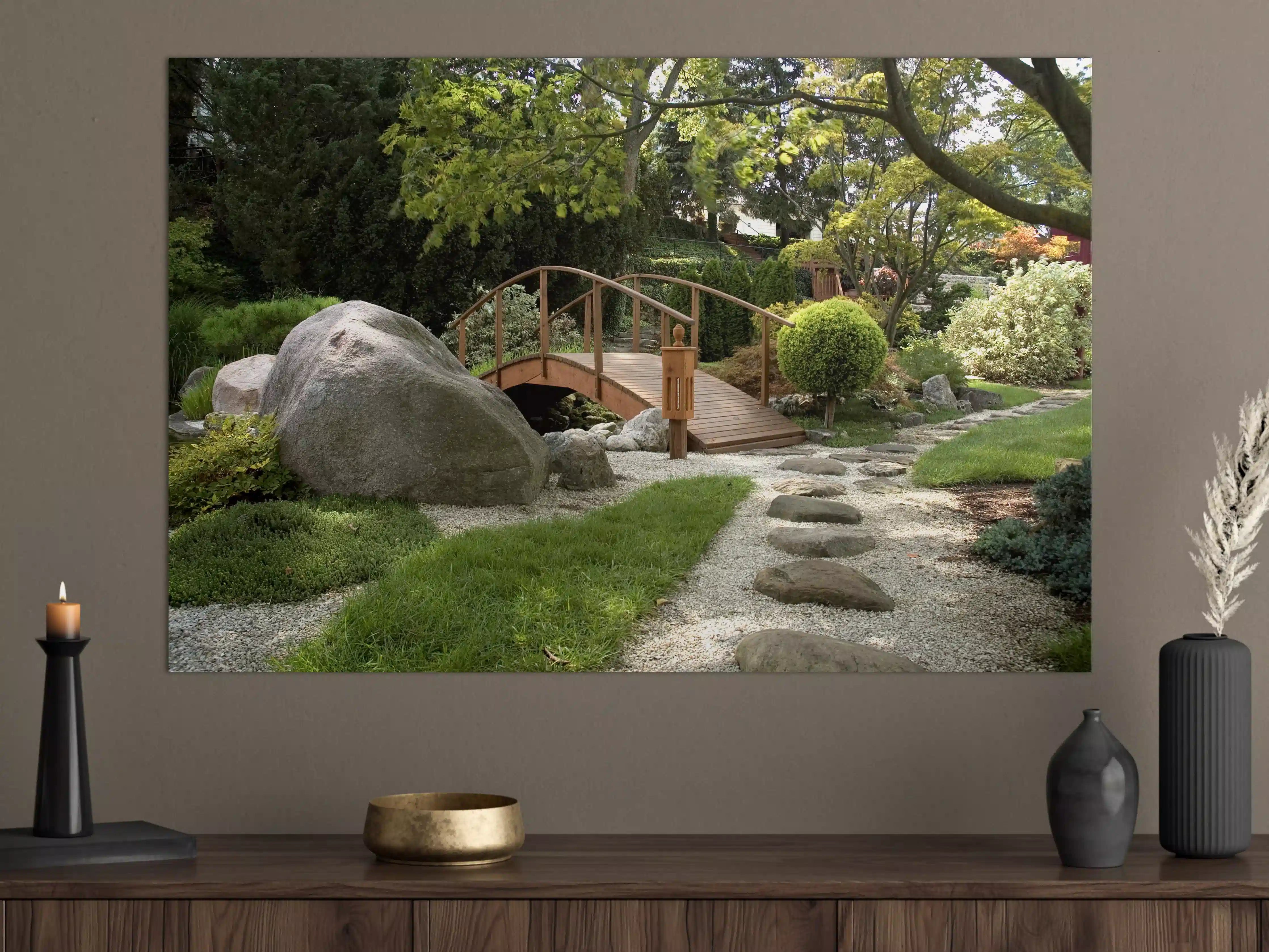 Große Wandbilder - Harmonie im Gartendesign mit Brücke und Natur