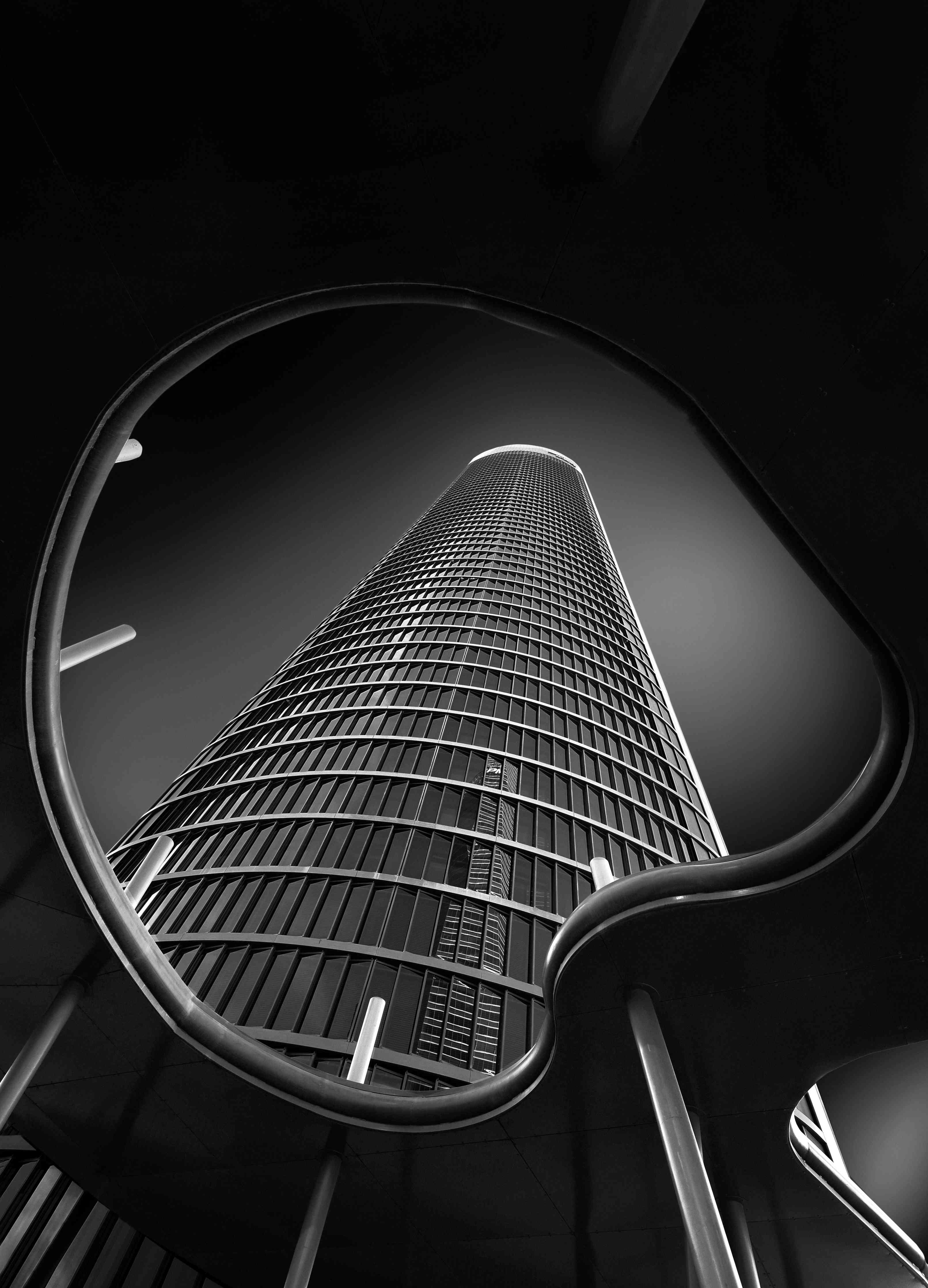 Große Wandbilder-Hochhaus in Schwarzweiß mit Spiraltreppe
