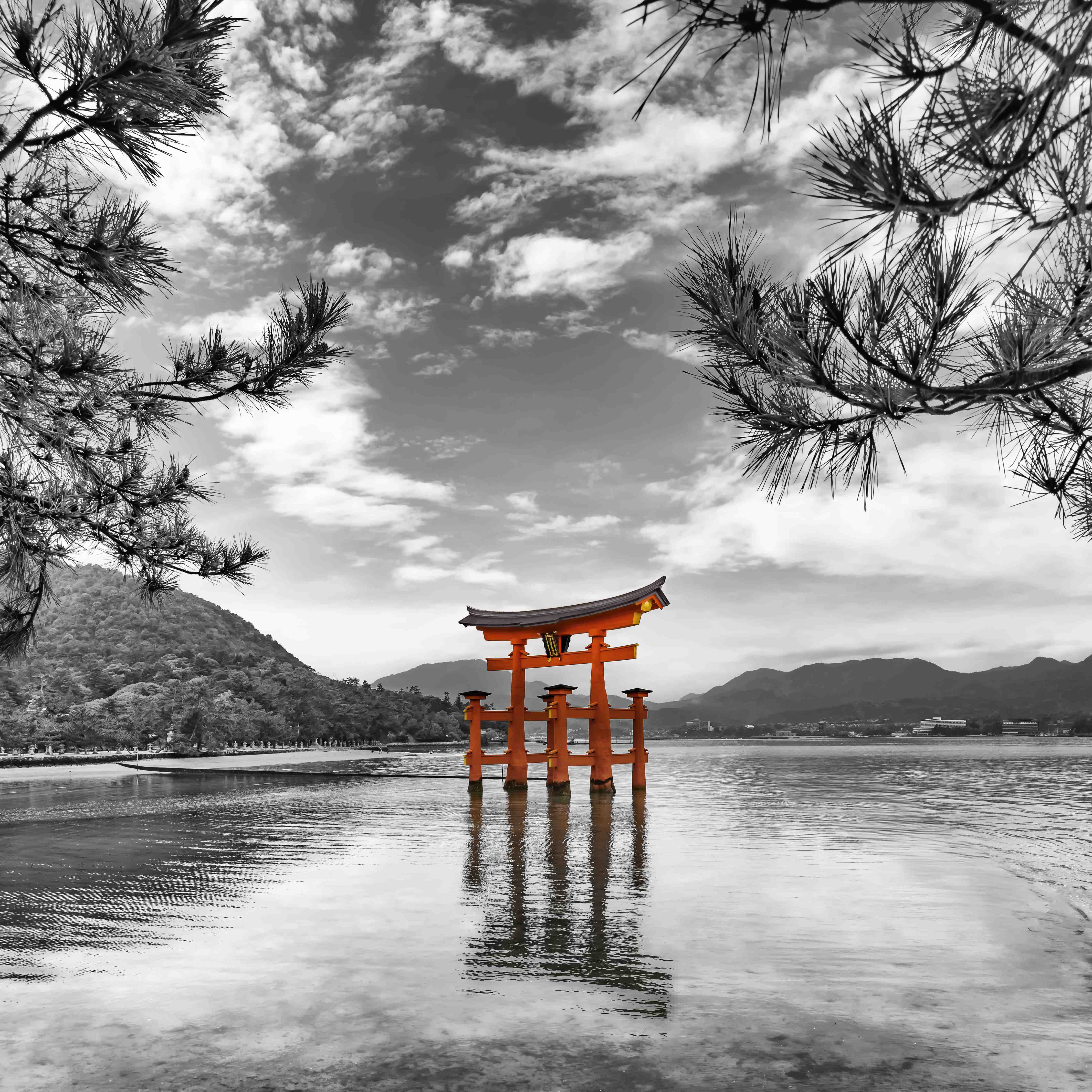 Große Wandbilder-Japanischer Torii im Wasser mit dramatischem Himmel