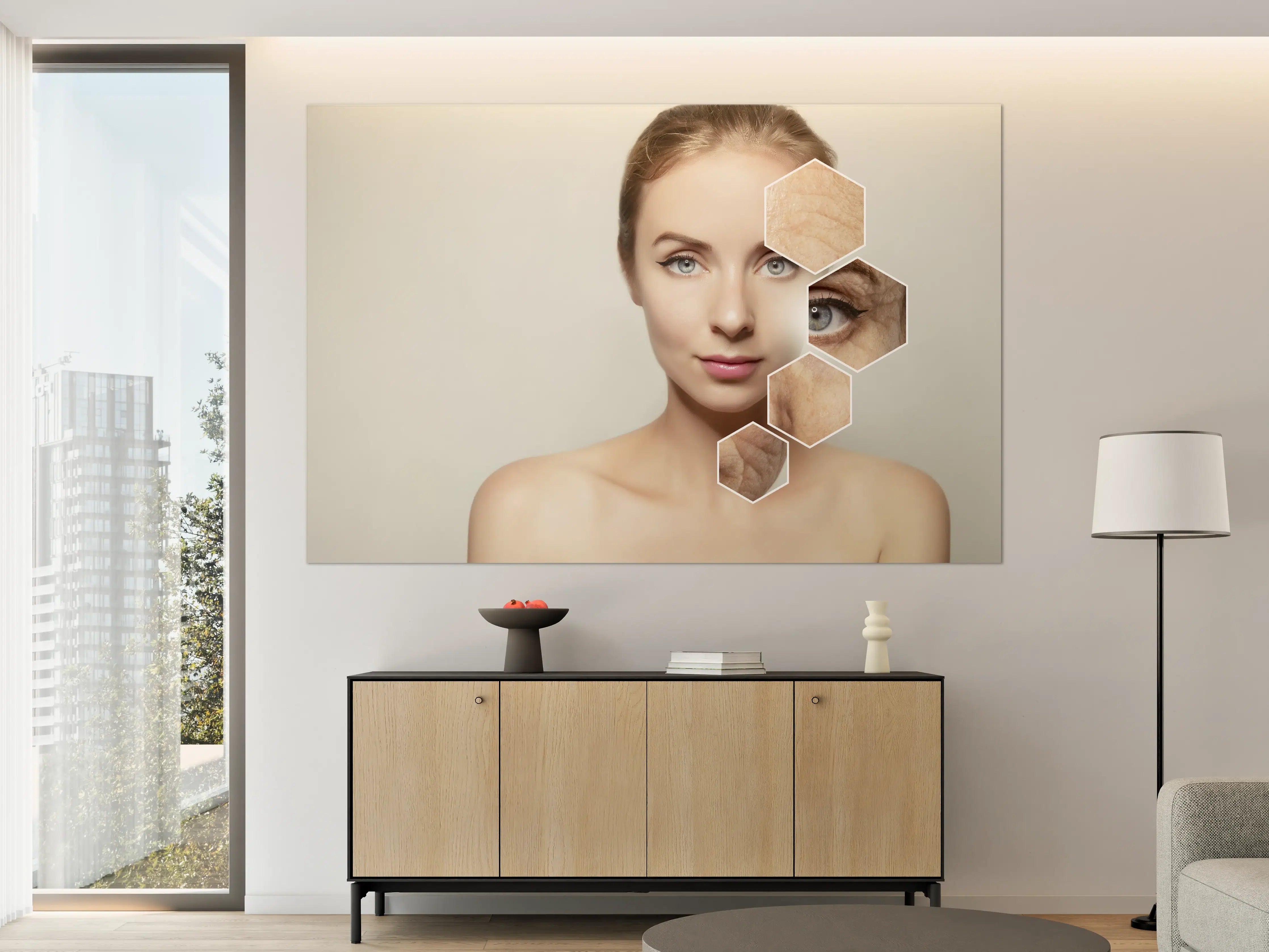 Große Wandbilder - Junge Frau mit Grafikelementen alter Haut