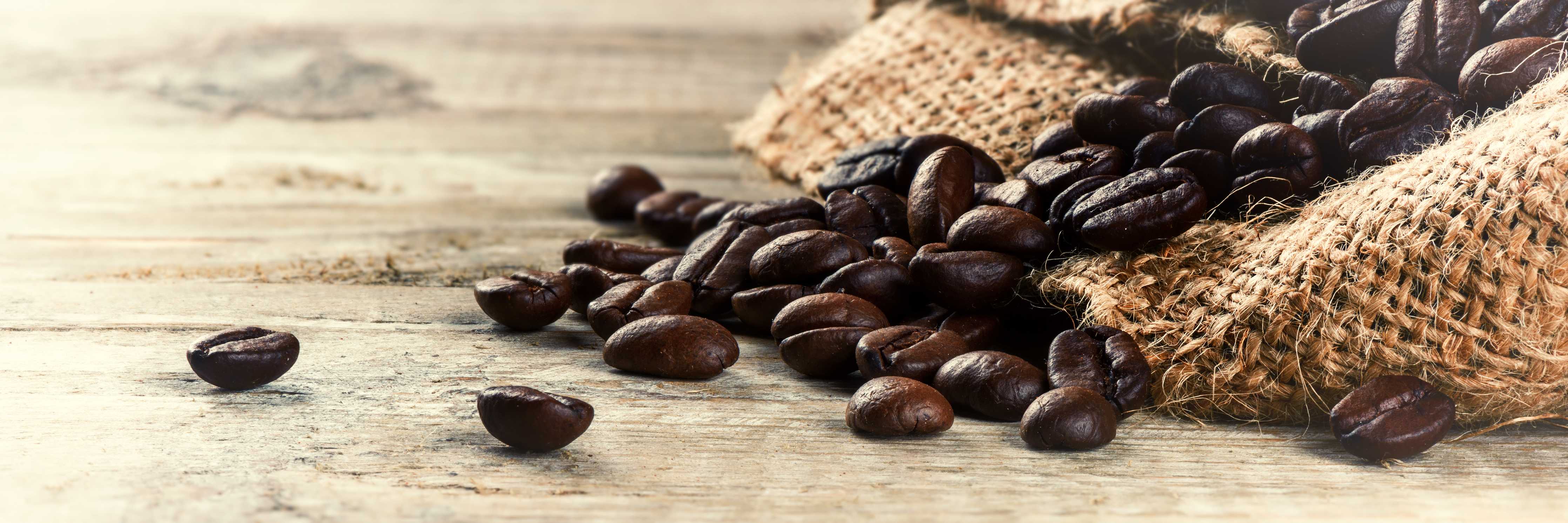 Große Wandbilder-Kaffeebohnen auf Holztisch