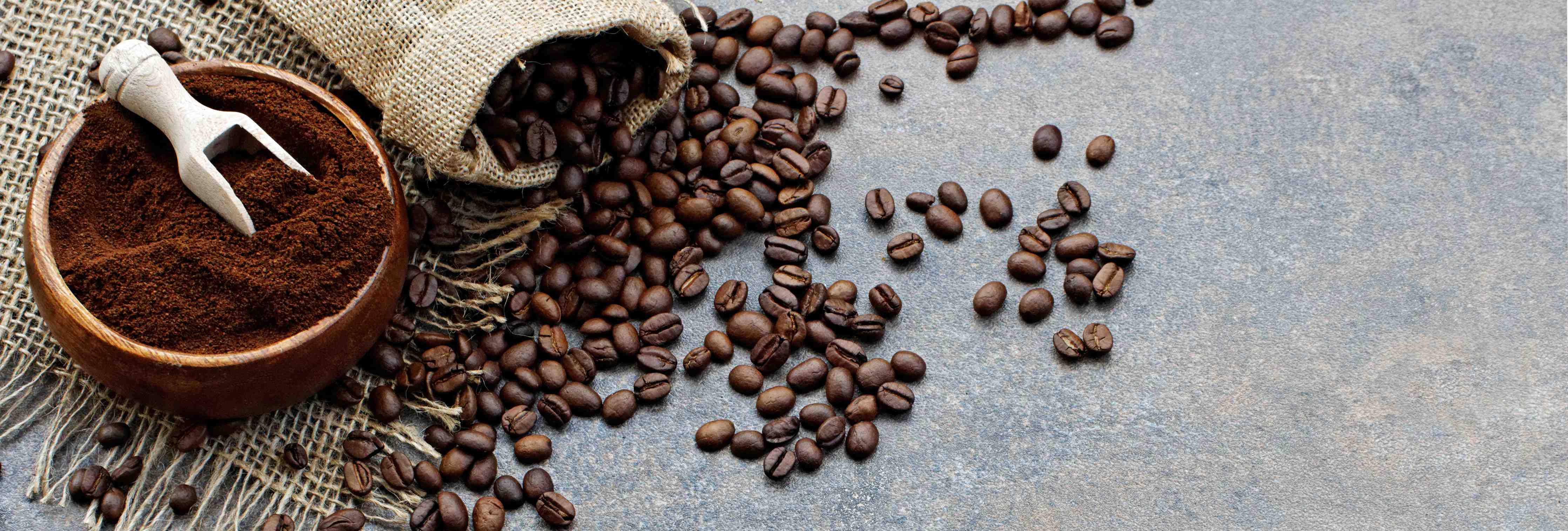 Große Wandbilder-Kaffeebohnen und Kaffeegrund auf grauem Stein