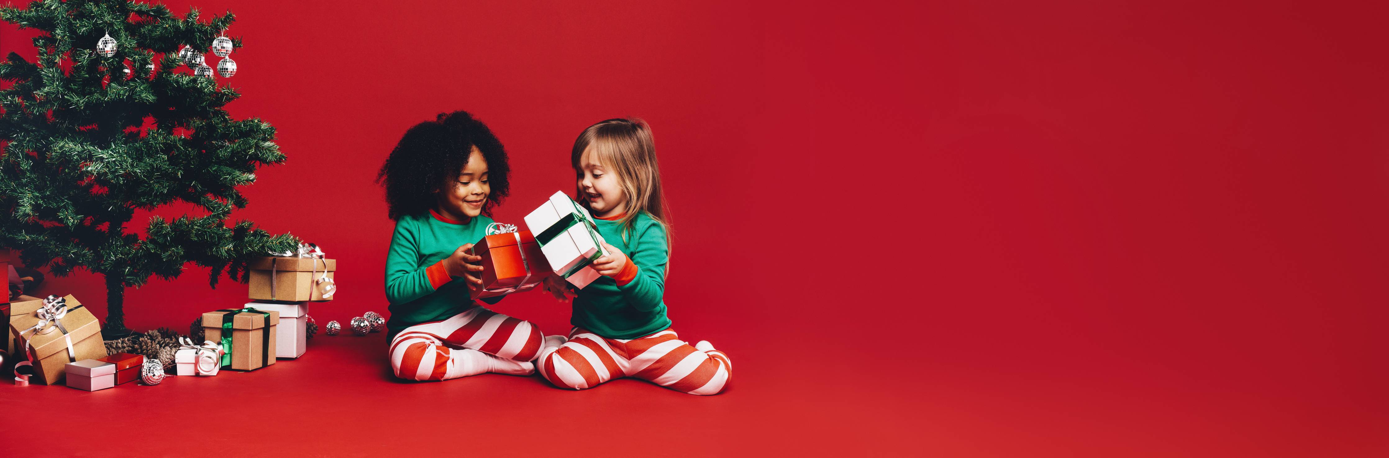 Große Wandbilder-Kinder geben Weihnachtsgeschenke