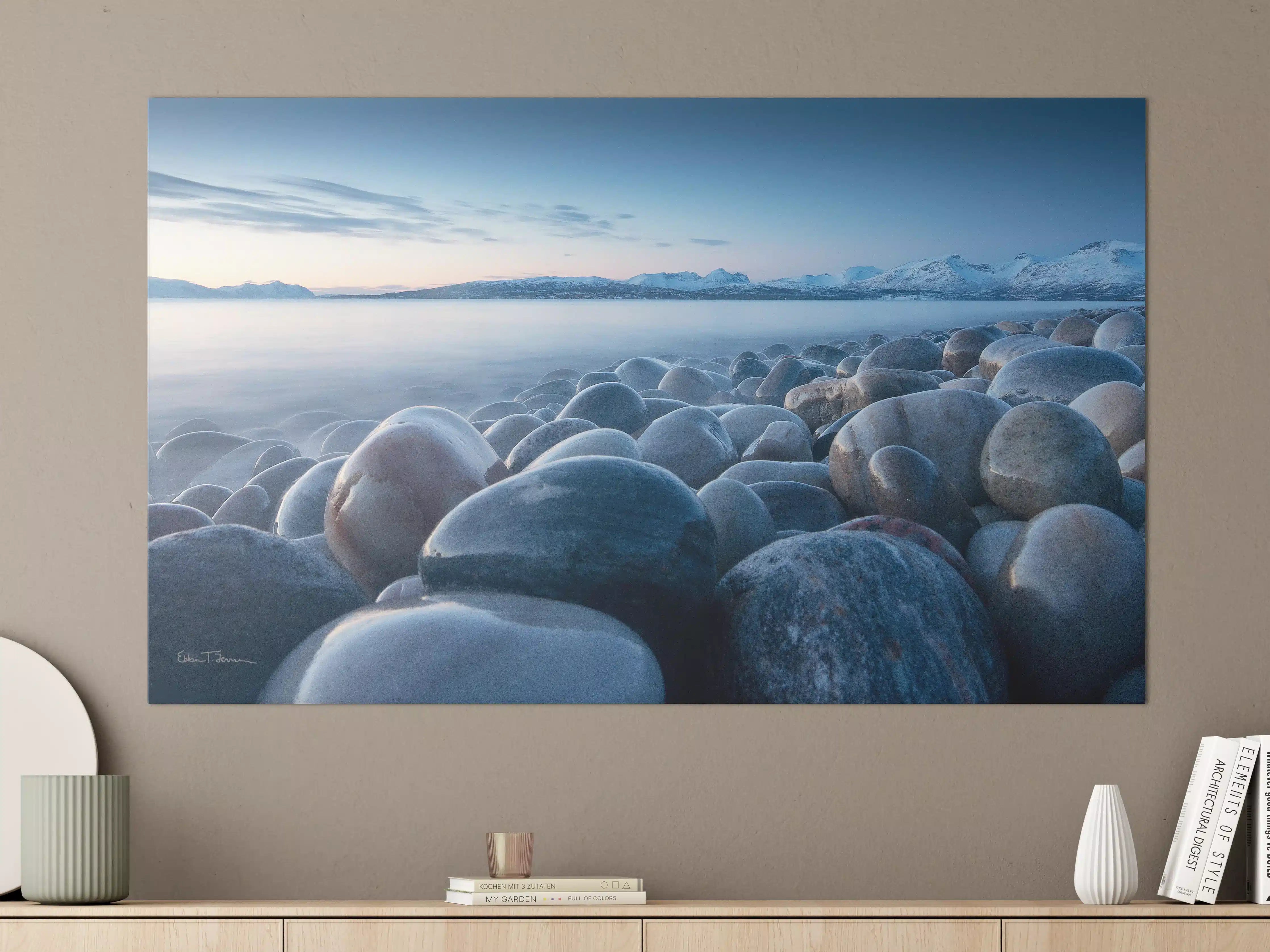 Große Wandbilder - Kristallklare Gesteinsküste mit Bergblick