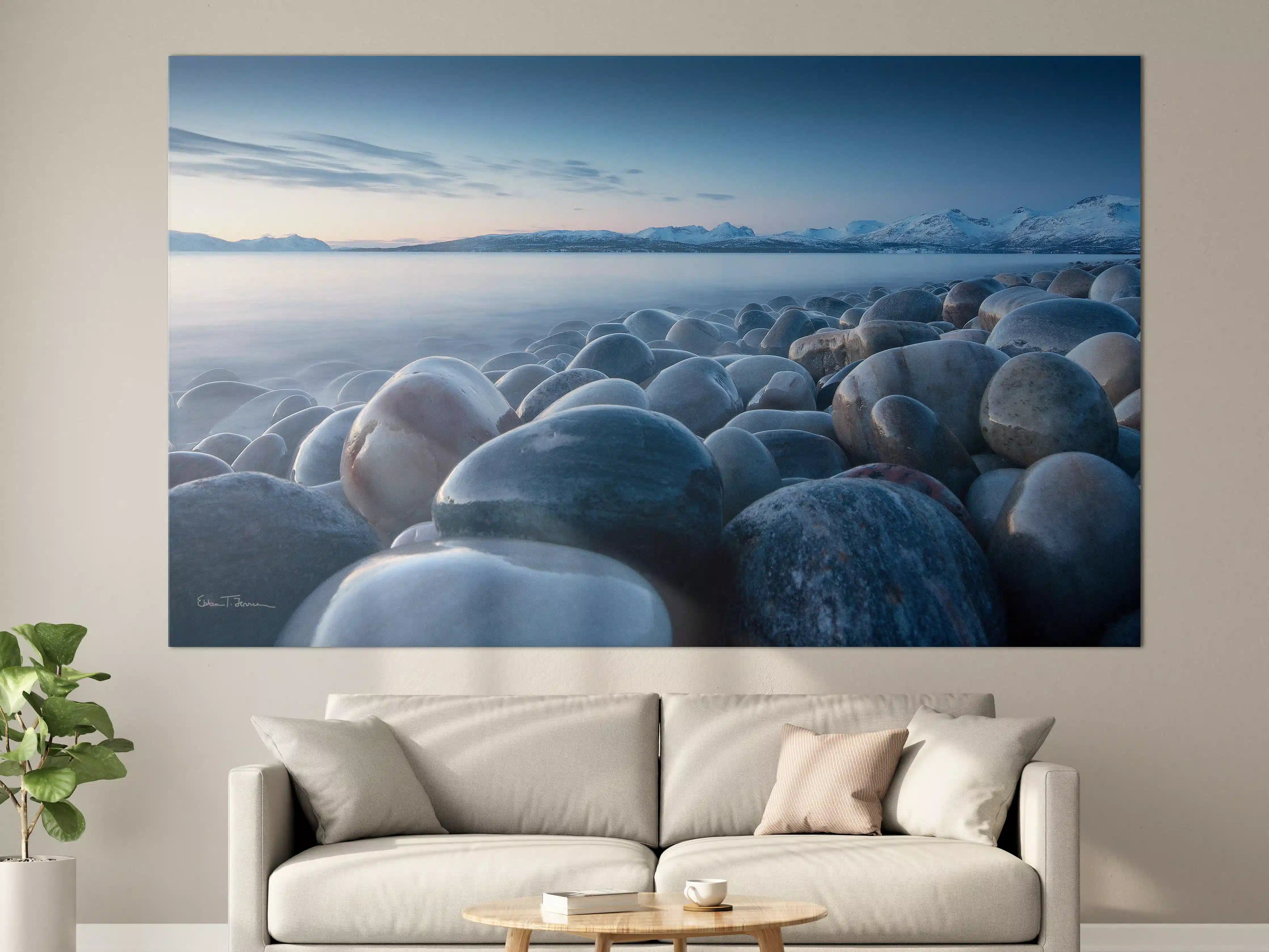 Große Wandbilder - Kristallklare Gesteinsküste mit Bergblick