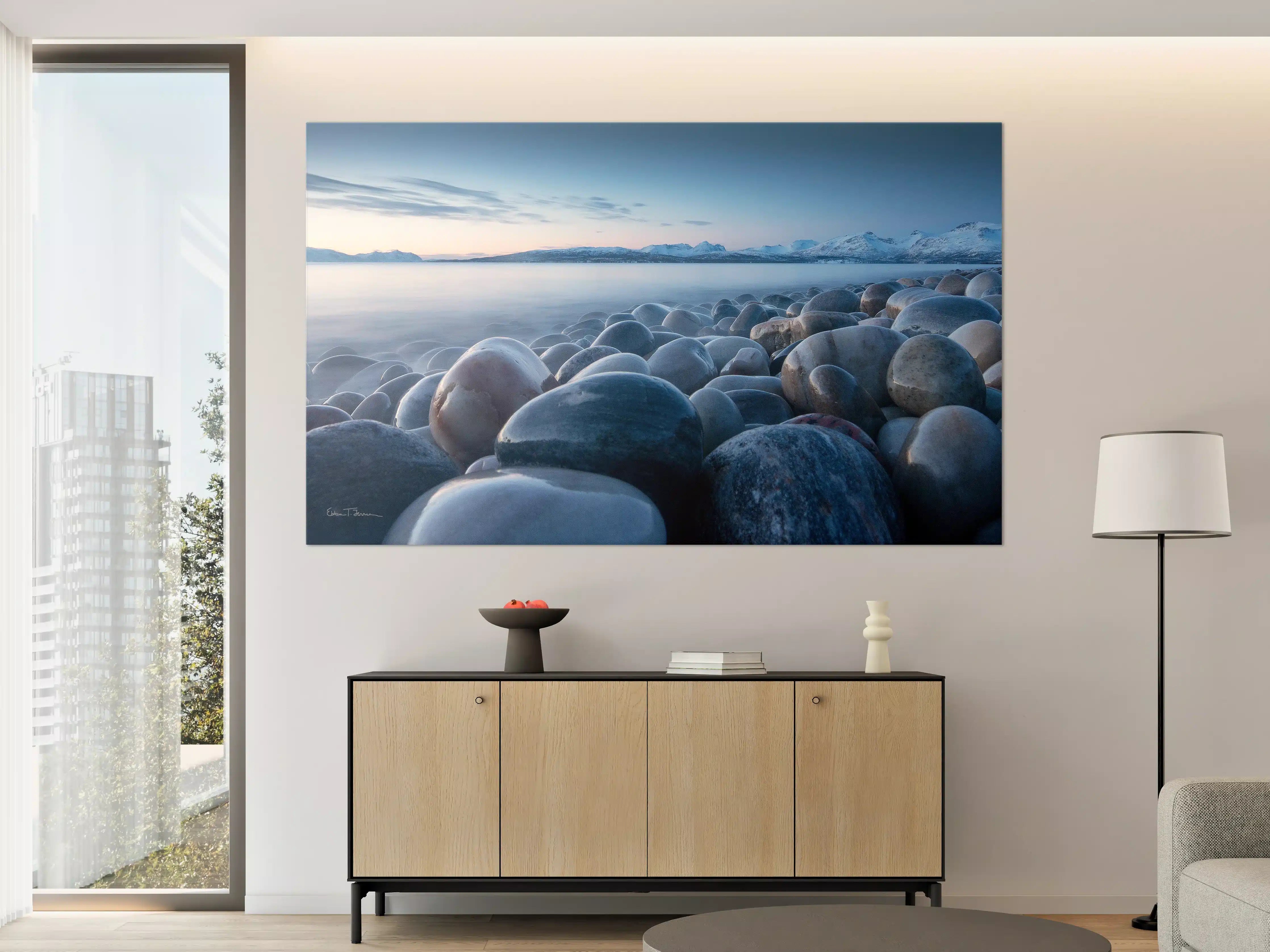 Große Wandbilder - Kristallklare Gesteinsküste mit Bergblick