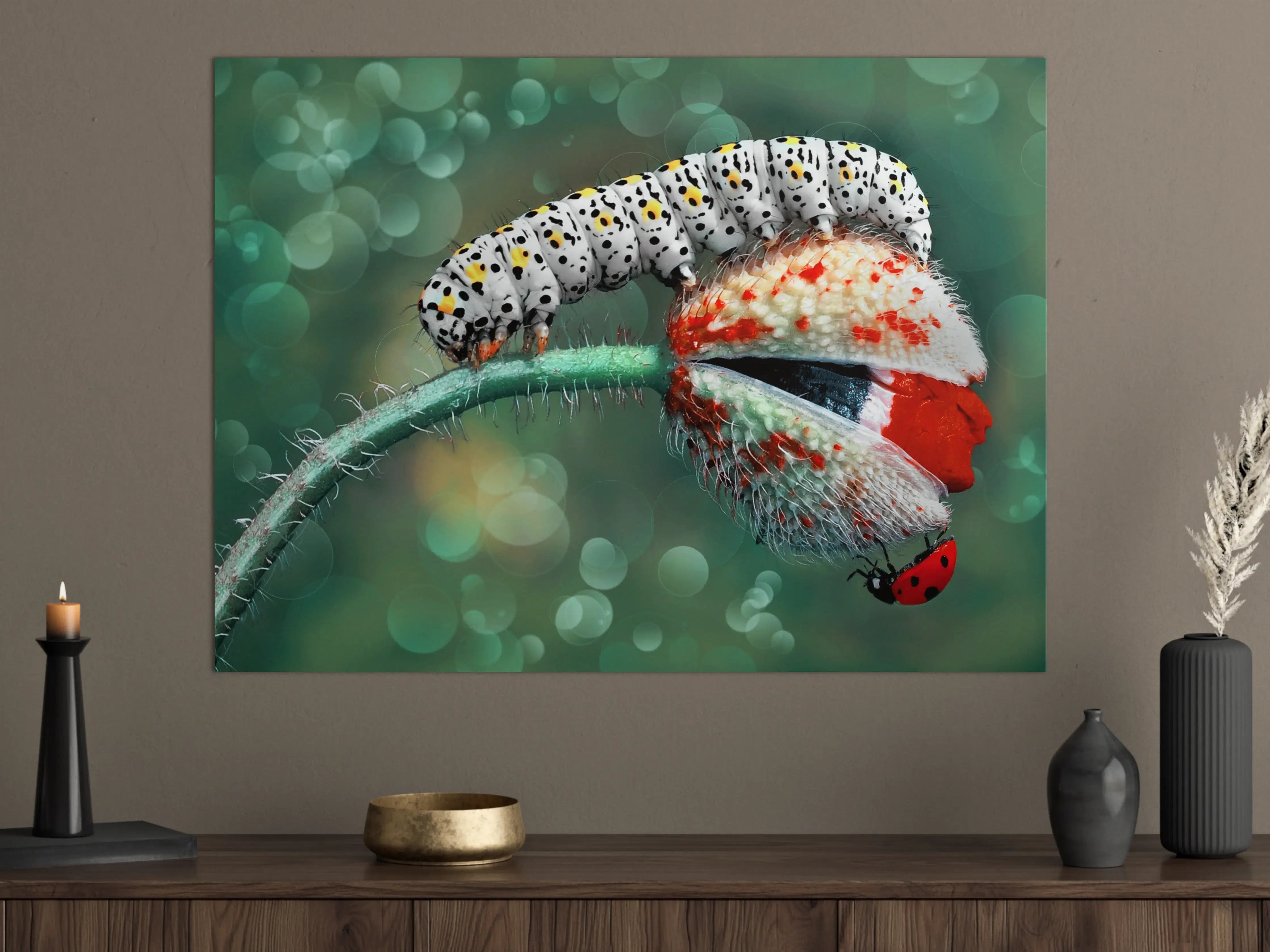 Große Wandbilder - Lebendige Raupe auf Blume mit elegantem Bokeh-Hintergrund