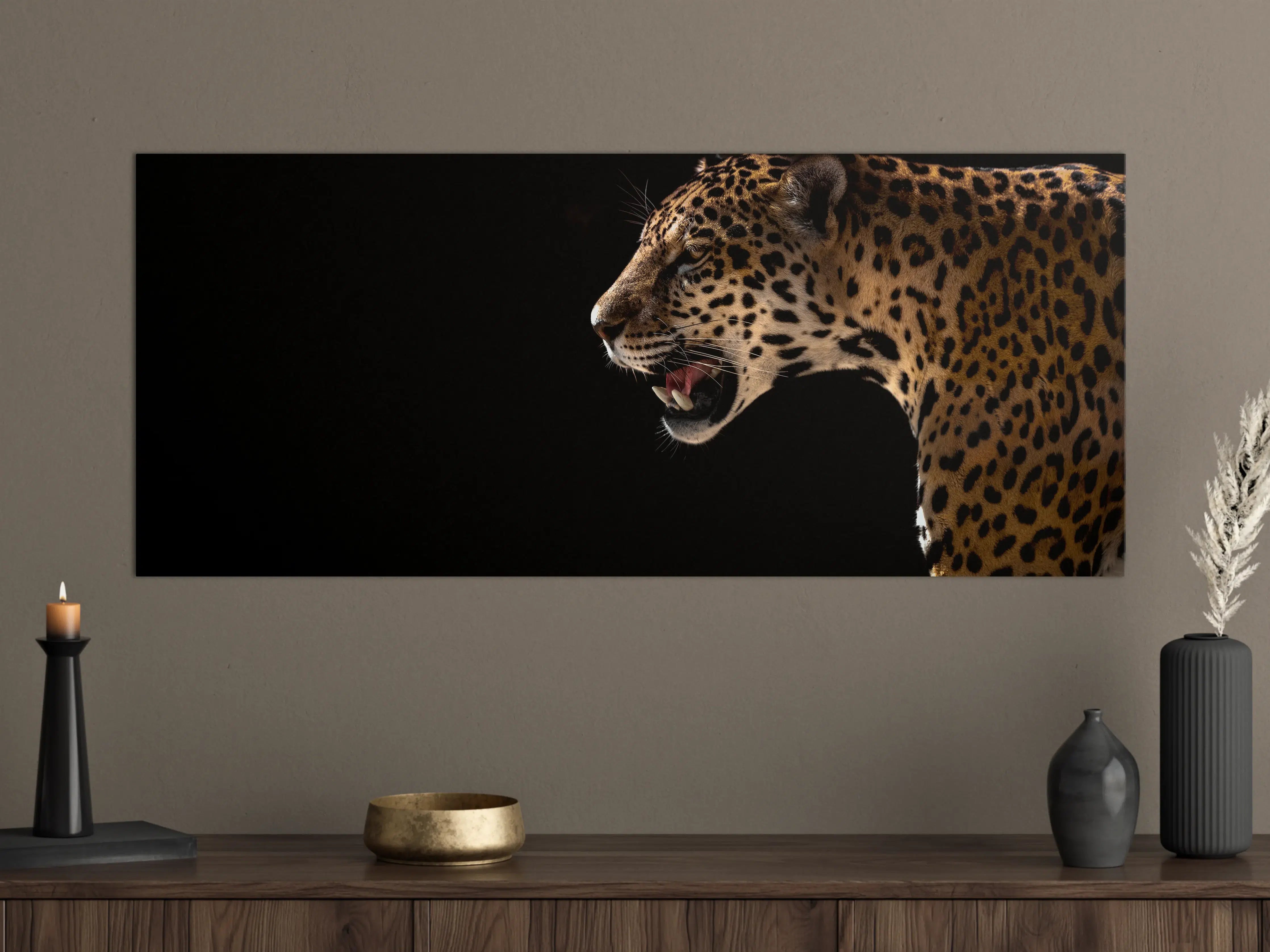 Große Wandbilder - Leopard im Dunkeln mit leuchtend goldener Fellzeichnung