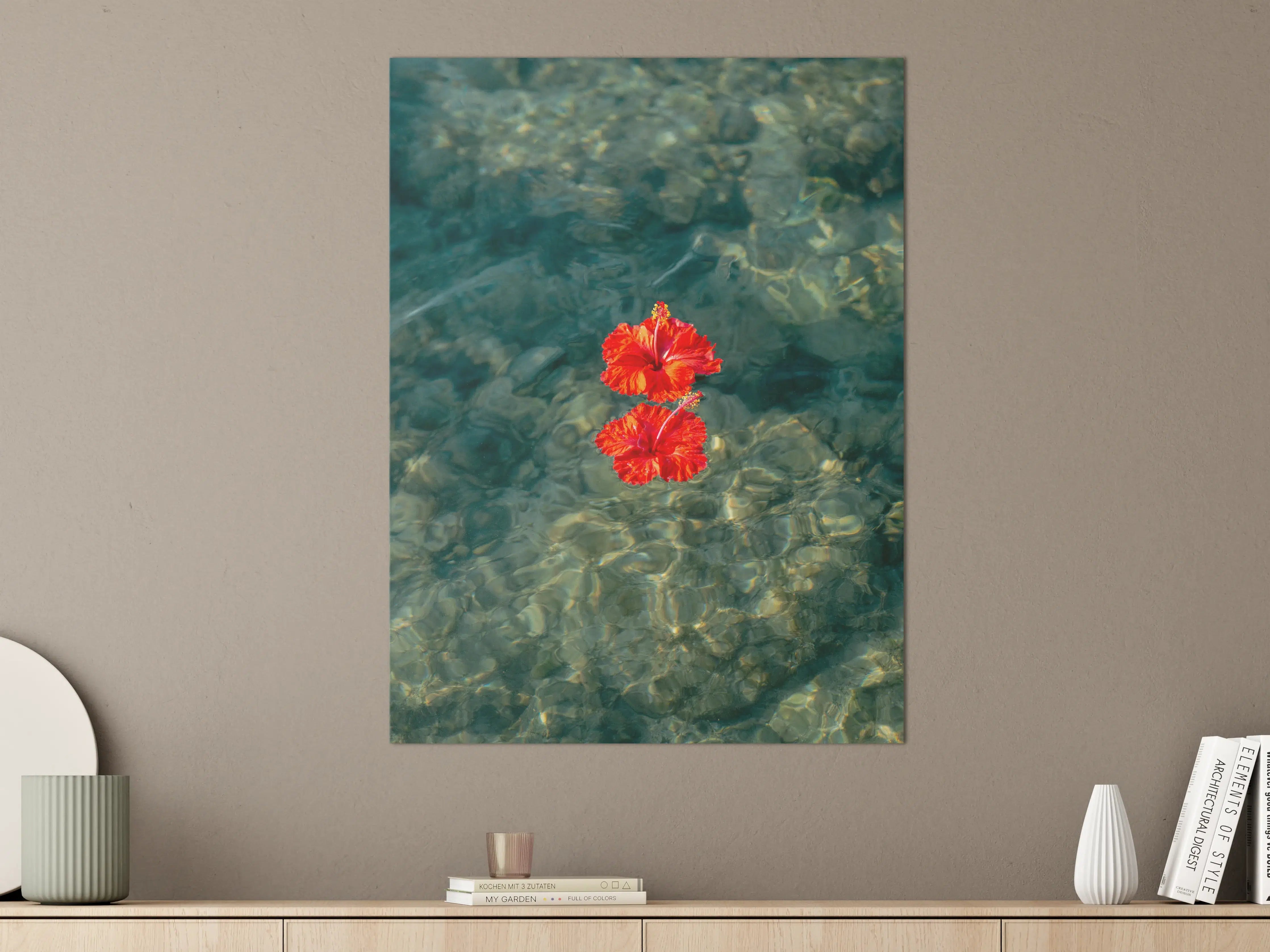 Große Wandbilder - Leuchtend rote Hibiskusblume auf klarem Wasser