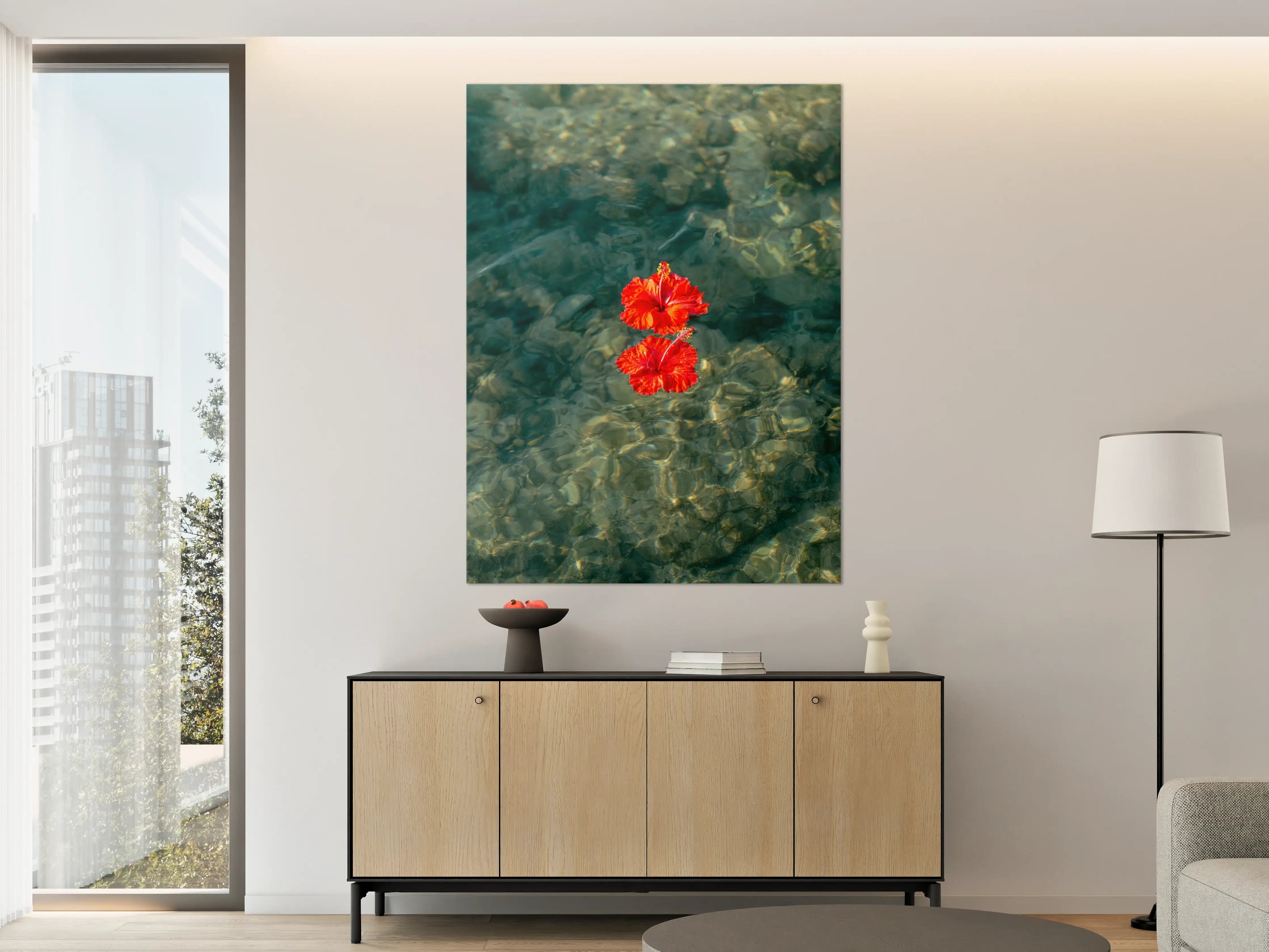 Große Wandbilder - Leuchtend rote Hibiskusblume auf klarem Wasser